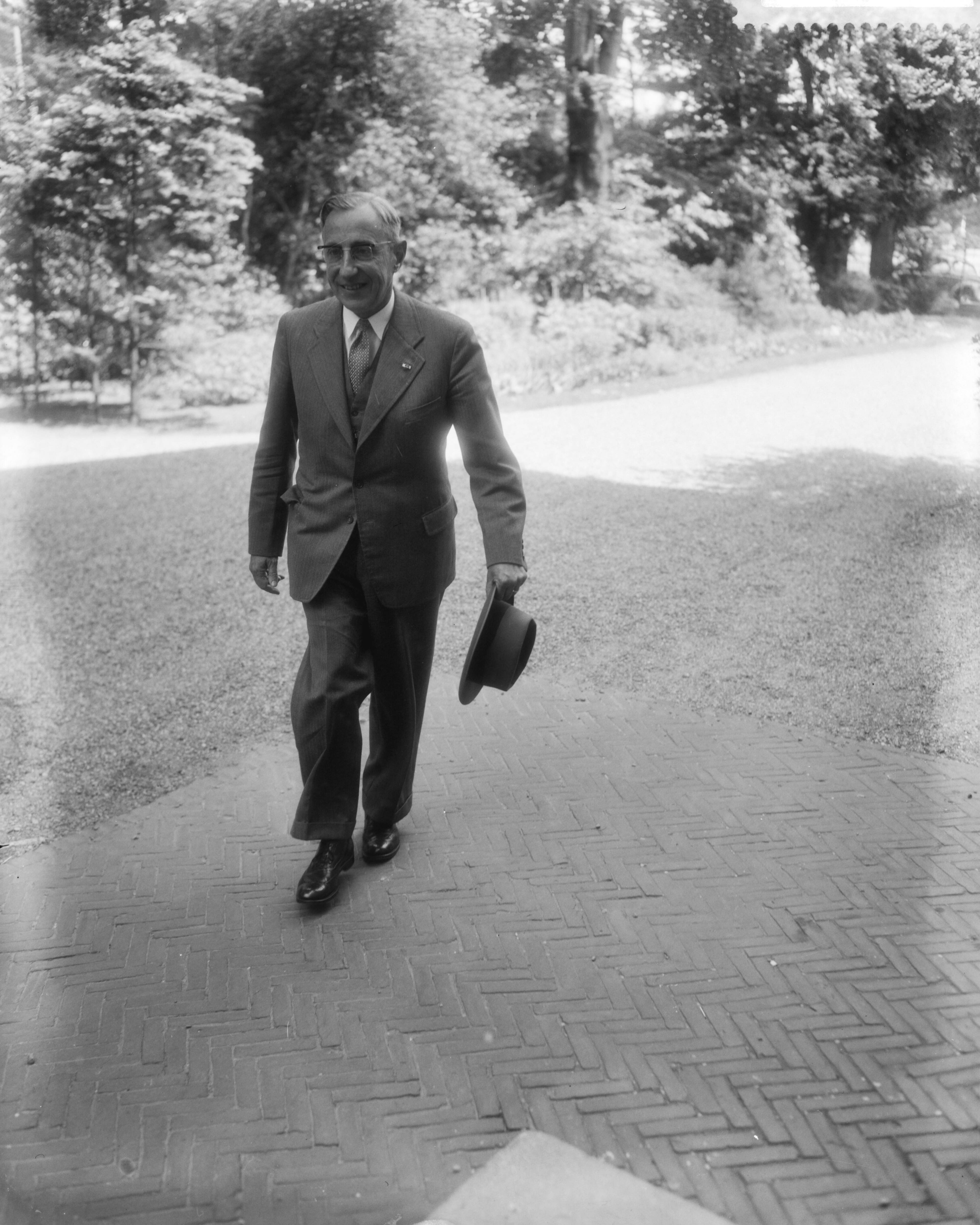 Fotocollectie Anefo — Kabinetsformatie in Den Haag. Professor dr. J.E. de Quay opnieuw benoemd tot formateur en toekomstig minister-president — Foto: Pot, Harry / Anefo. Licentie: Set B: Rechtenvrij / Publiek Domein. Bron: Nationaal Archief. http://hdl.handle.net/10648/a993defe-d0b4-102d-bcf8-003048976d84