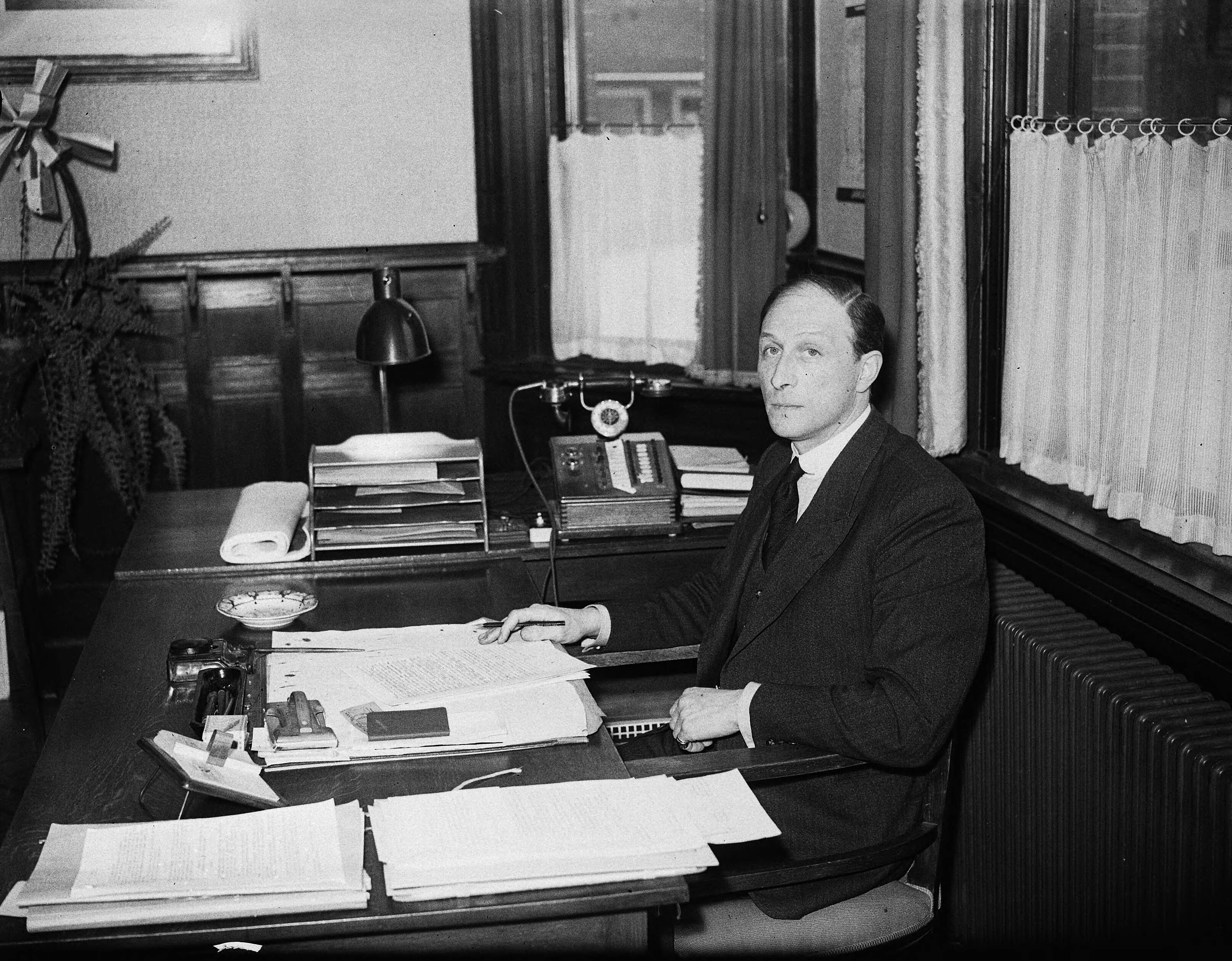 Fotocollectie Anefo — F. J. van Beeck Calkoen, burgemeester van Baarn — Foto: Noske, J.D. / Anefo. Licentie: Set B: Rechtenvrij / Publiek Domein. Bron: Nationaal Archief. http://hdl.handle.net/10648/a8a4f104-d0b4-102d-bcf8-003048976d84