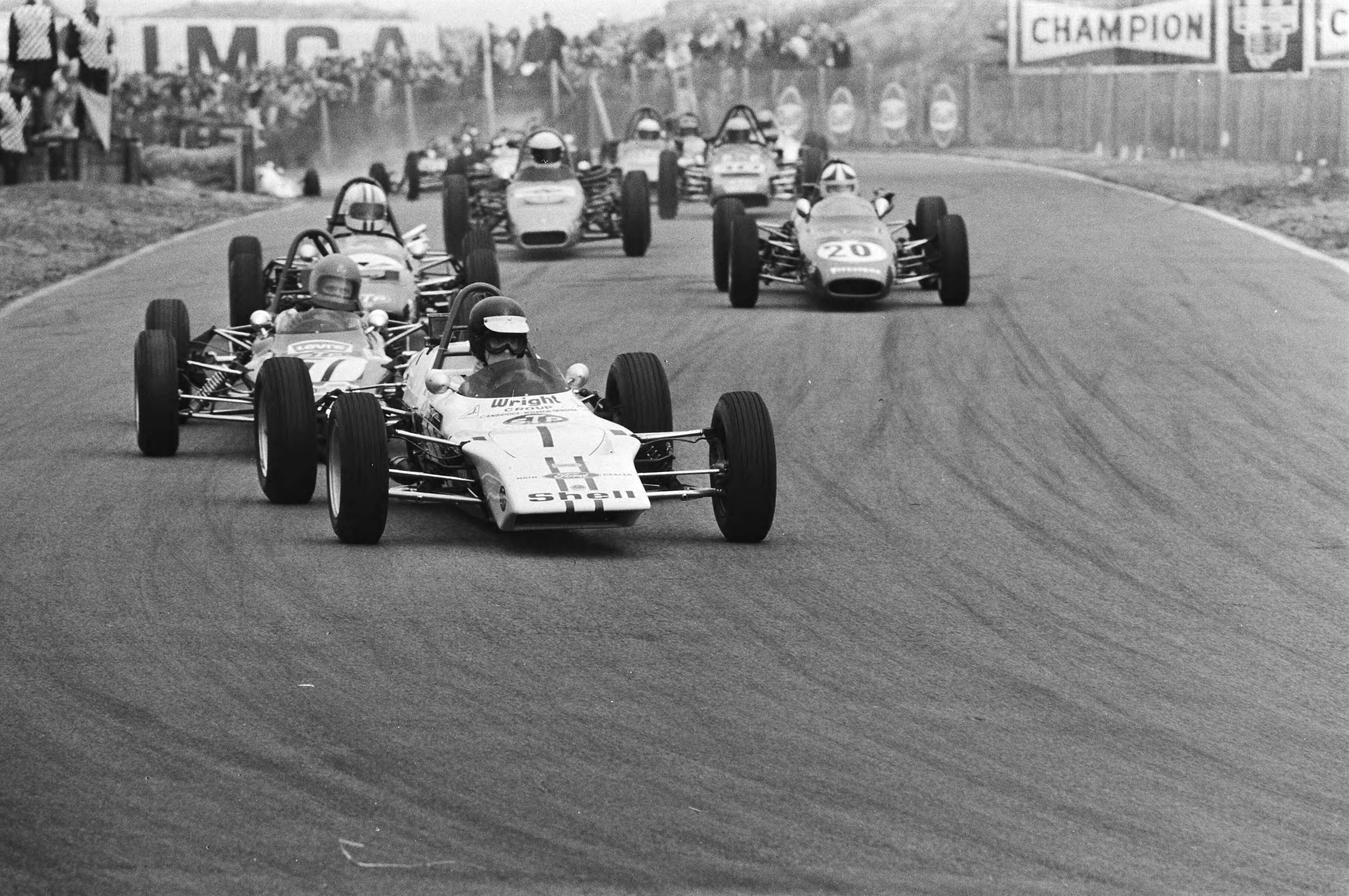 Fotocollectie Anefo — Mc Harness (Engeland) op kop in de Formule Ford-race tijdens de NAV- Paasraces op circuit Zandvoort — Foto: Evers, Joost / Anefo. Licentie: Set B: Rechtenvrij / Publiek Domein. Bron: Nationaal Archief. http://hdl.handle.net/10648/abbb084c-d0b4-102d-bcf8-003048976d84