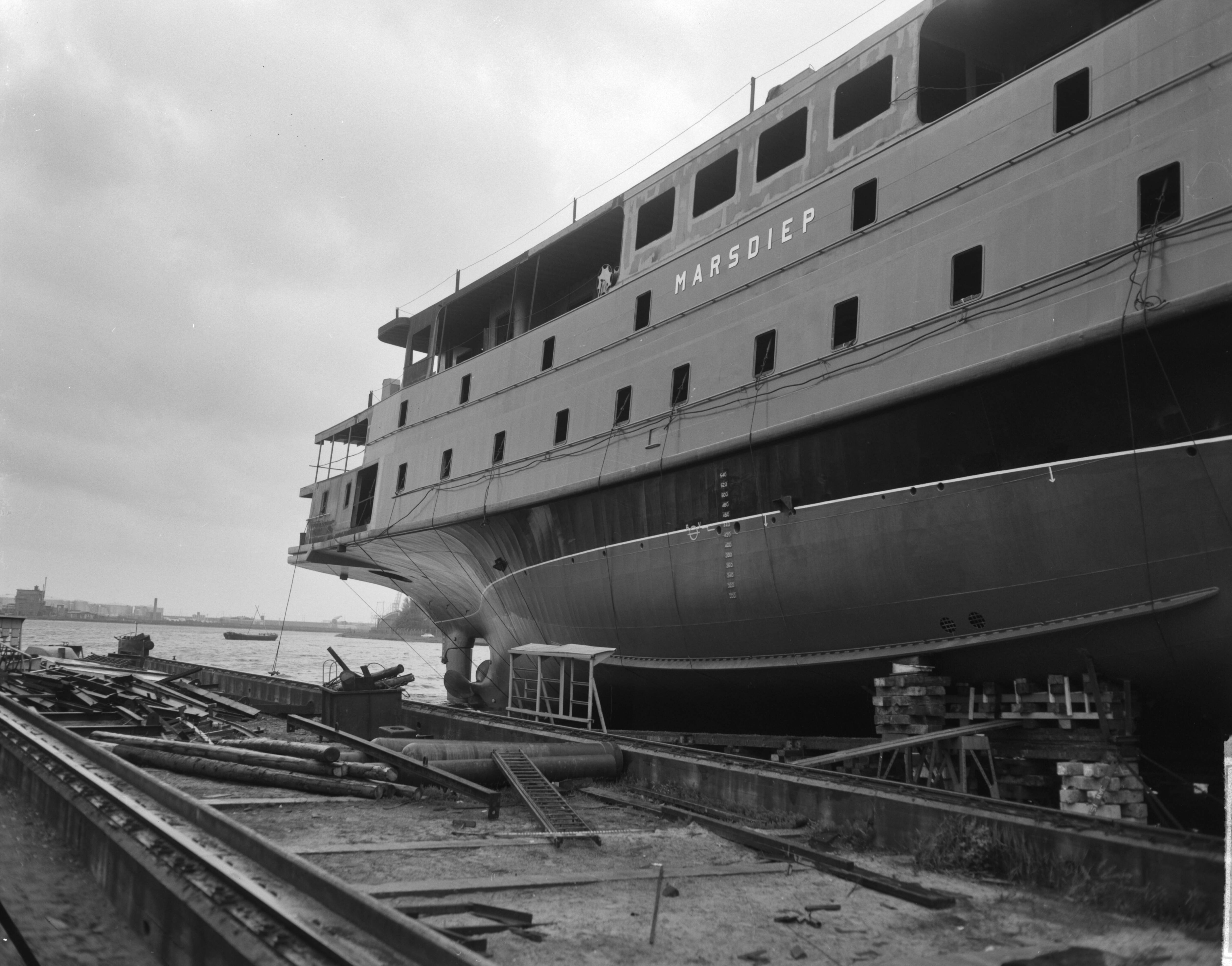 Fotocollectie Anefo — Opdracht Zaanlandse Scheepsbouw Maatschappij. Tewaterlating veerboot "Marsdiep" te Zaandam — Foto: Bilsen, Joop van / Anefo. Licentie: Set B: Rechtenvrij / Publiek Domein. Bron: Nationaal Archief. http://hdl.handle.net/10648/aa362bdc-d0b4-102d-bcf8-003048976d84