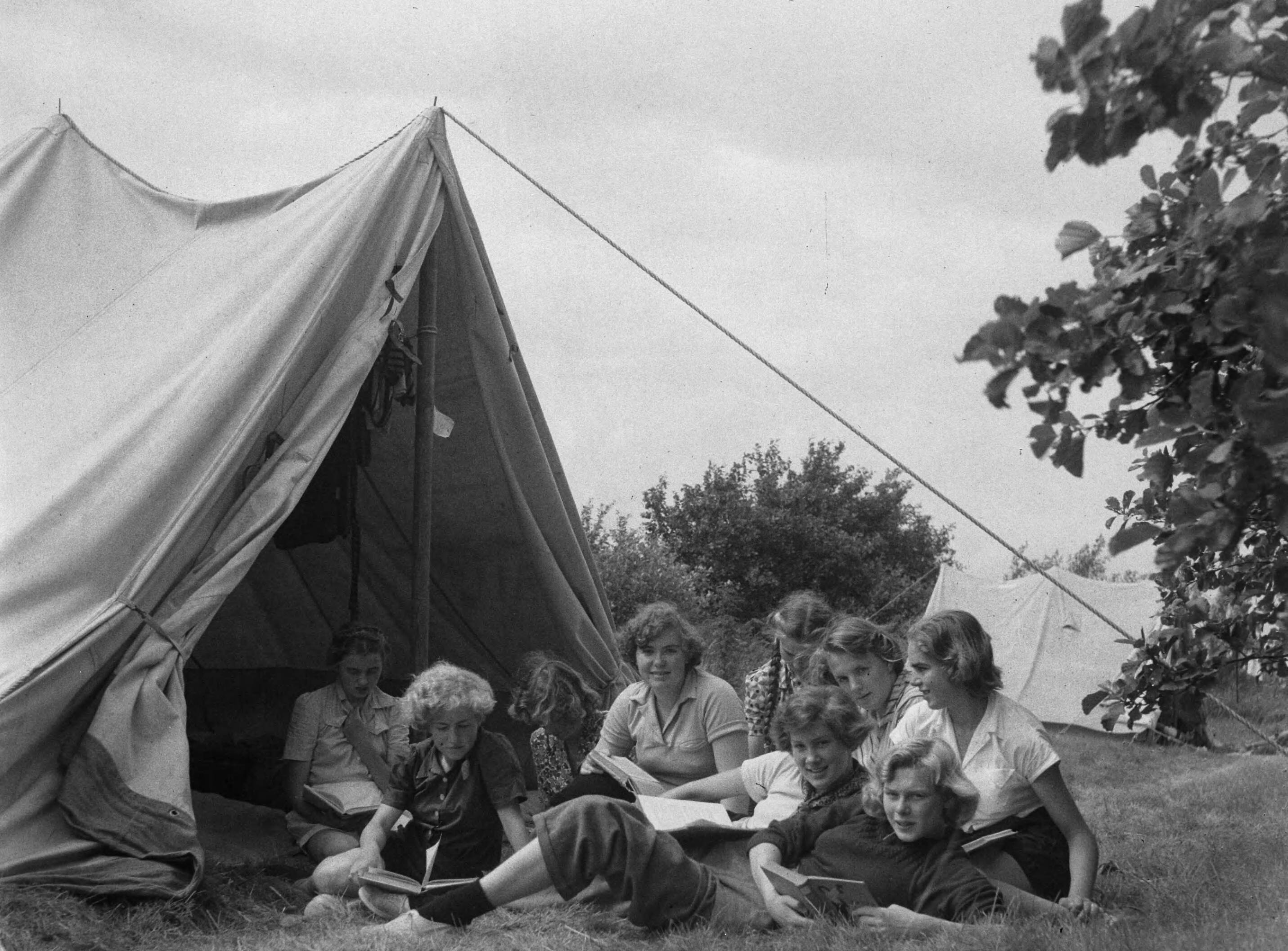VCJC kamp Heemstede — VCJC (Vrijzinnig Christelijke Jeugd Centrale) Kamp te Heemstede (Noord-Holland) — Foto: Oorschot, […] van / Anefo. Licentie: Set B: Rechtenvrij / Publiek Domein. Bron: Nationaal Archief. http://hdl.handle.net/10648/a8dca31a-d0b4-102d-bcf8-003048976d84