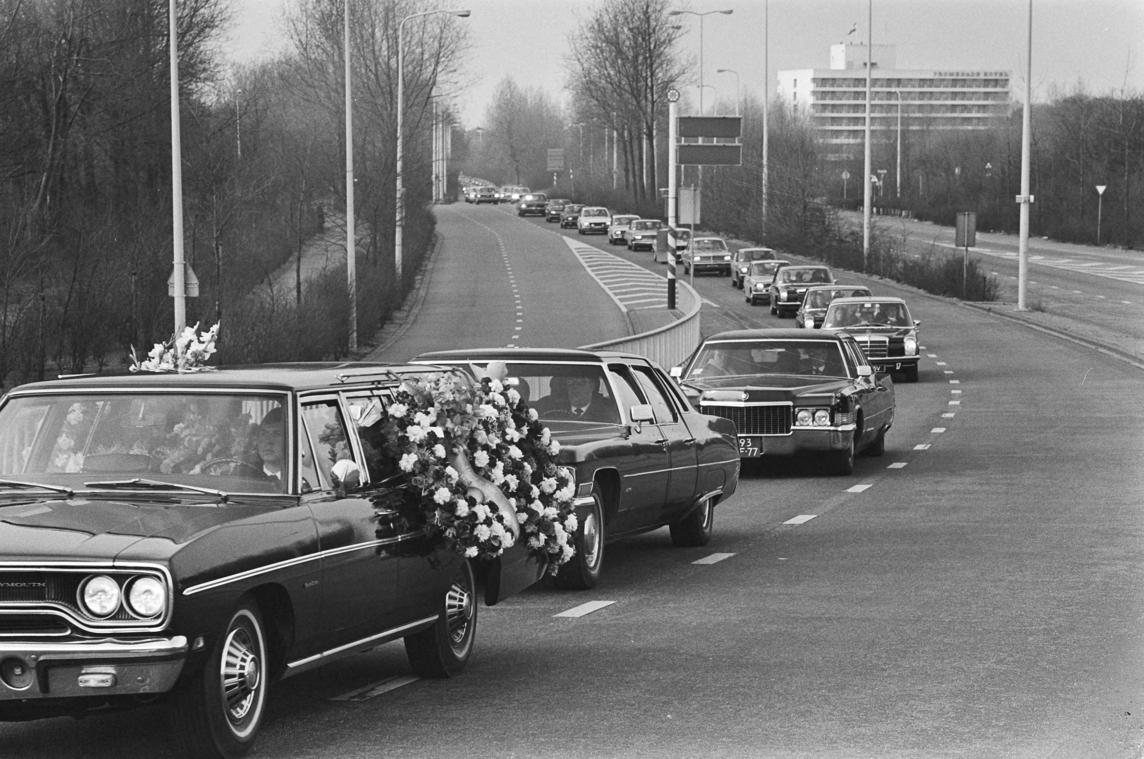 Fotocollectie Anefo — Vermoorde taxichauffeur Gerard Hofstede in Den Haag begraven; stoet van taxis op weg naar begraafplaats — Foto: Mieremet, Rob / Anefo. Licentie: Set B: Rechtenvrij / Publiek Domein. Bron: Nationaal Archief. http://hdl.handle.net/10648/ac7ed498-d0b4-102d-bcf8-003048976d84