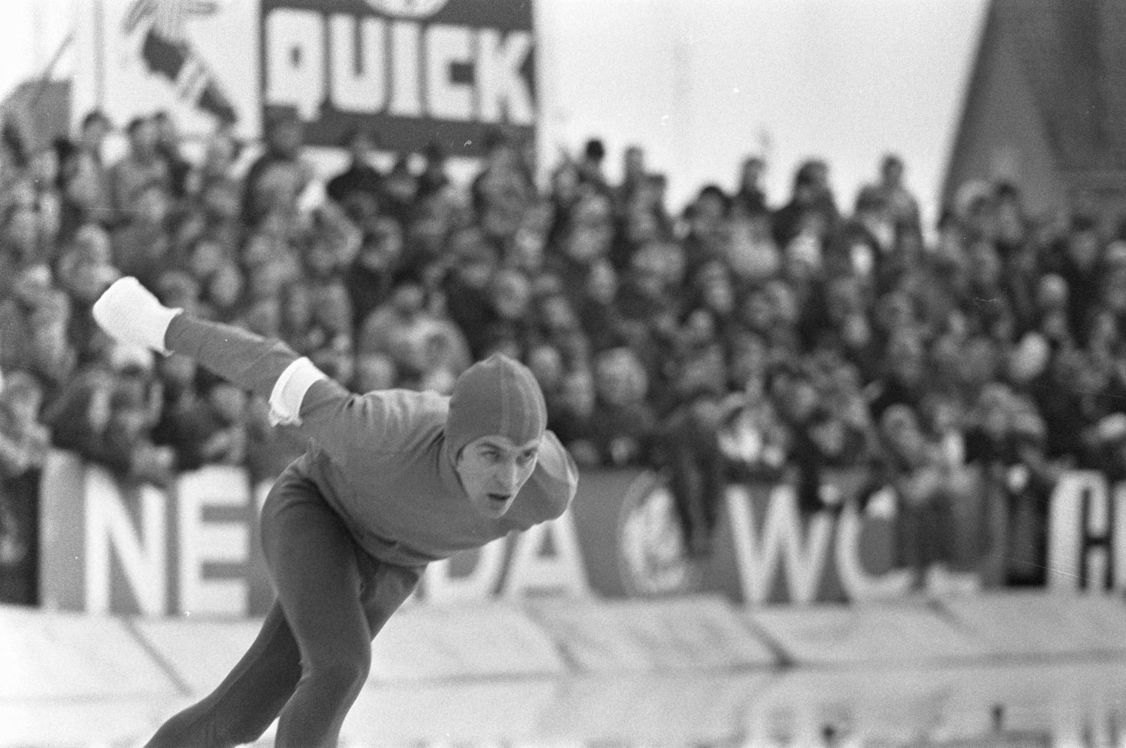 Nederlandse kampioenschappen schaatsen dames en heren te Deventer. — Nederlandse kampioenschappen schaatsen dames en heren te Deventer. Jappie van Dijk in aktie — Foto: Fotograaf Onbekend / Anefo. Licentie: Set B: Rechtenvrij / Publiek Domein. Bron: Nationaal Archief. http://hdl.handle.net/10648/ab88e7cc-d0b4-102d-bcf8-003048976d84