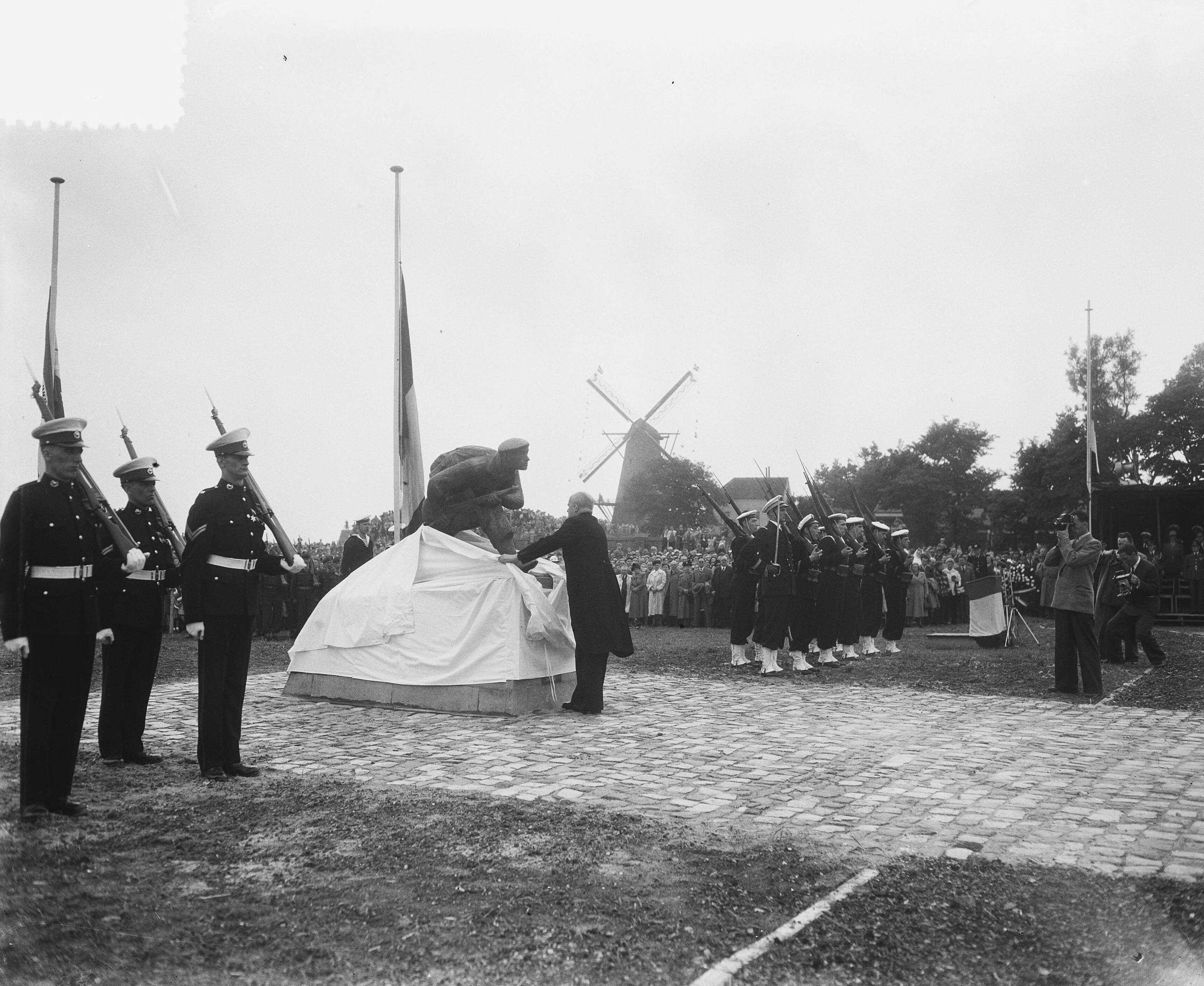Fotocollectie Anefo — Oorlogsmonument voor de Britse No. 4 Commando in Vlissingen onthuld. Onthulling door minister van Oorlog en Marine ir. C. Staf — Foto: Pot, Harry / Anefo. Licentie: Set B: Rechtenvrij / Publiek Domein. Bron: Nationaal Archief. http://hdl.handle.net/10648/a8fabca6-d0b4-102d-bcf8-003048976d84