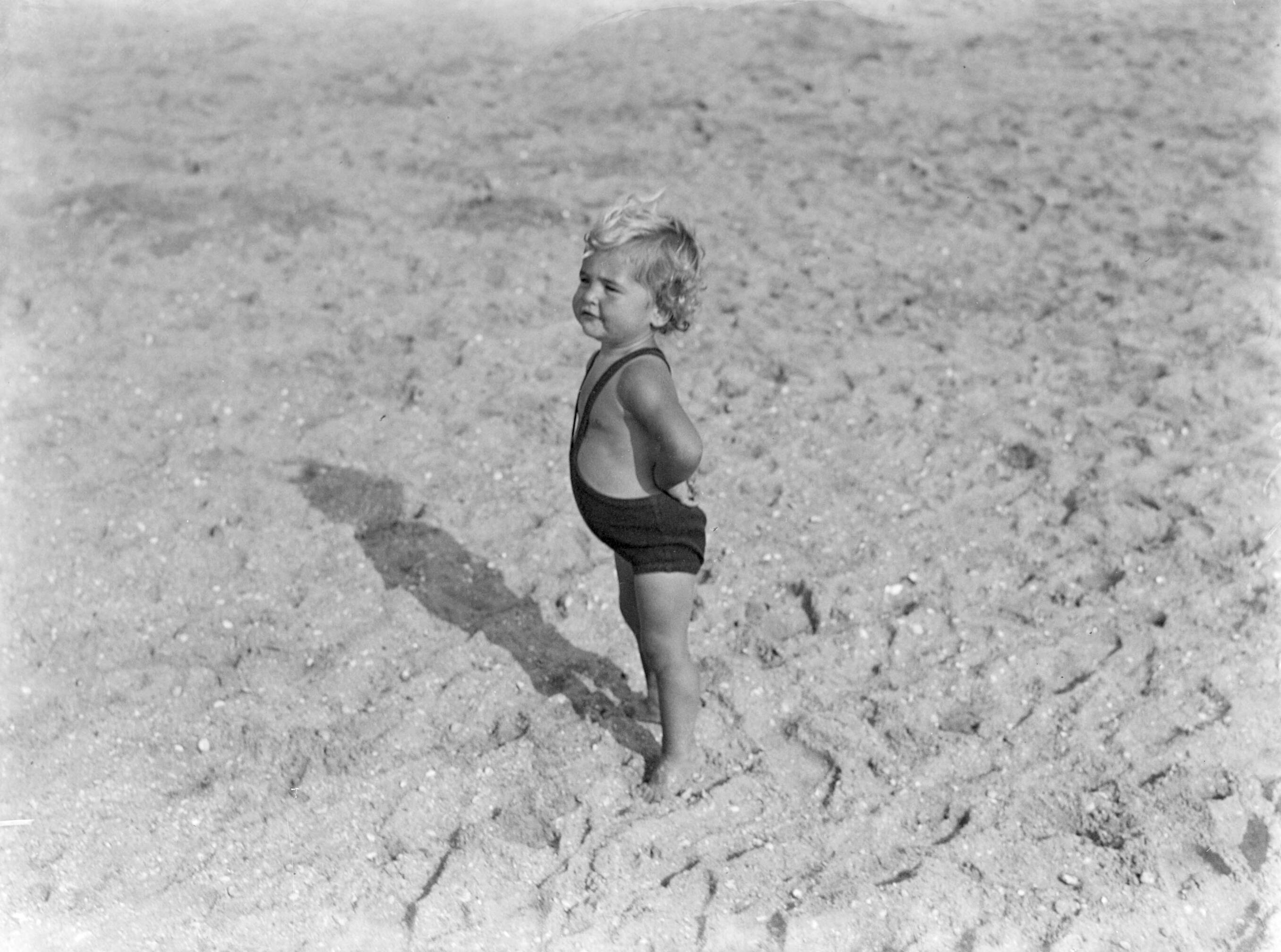 Scheveningen. — Een kind op het strand in Scheveningen — Foto: Poll, Willem van de. Licentie: Set B: Rechtenvrij / Publiek Domein. Bron: Nationaal Archief. http://hdl.handle.net/10648/ae9ac296-d0b4-102d-bcf8-003048976d84