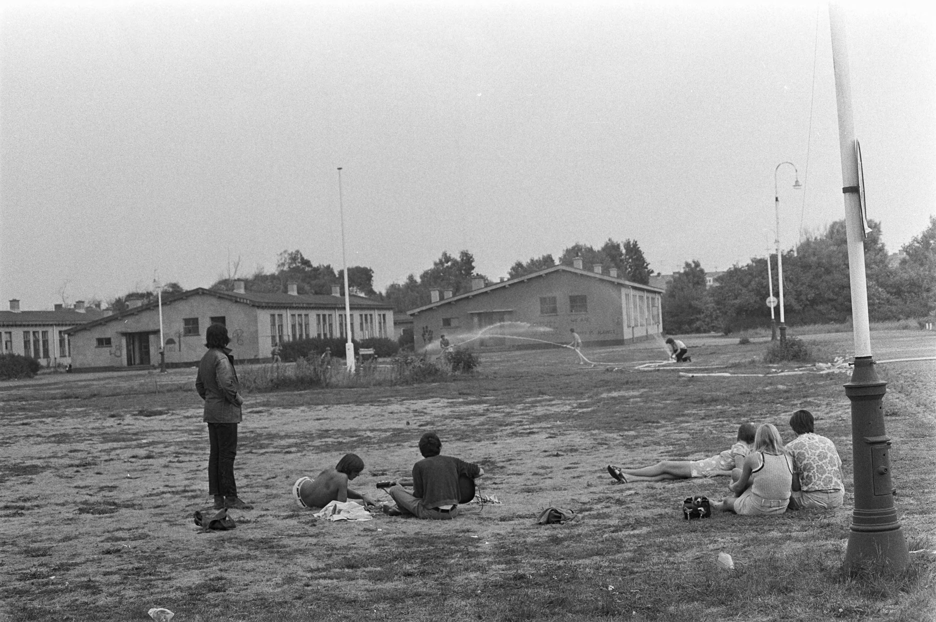 Fotocollectie Anefo — Kabouters uit Amsterdam en Den Haag hebben in Den Haag het voormalige Milvakamp bezet en hebben er hun Ministerie van Offensie gevestigd — Foto: Mieremet, Rob / Anefo. Licentie: Set B: Rechtenvrij / Publiek Domein. Bron: Nationaal Archief. http://hdl.handle.net/10648/ab9e6f2a-d0b4-102d-bcf8-003048976d84