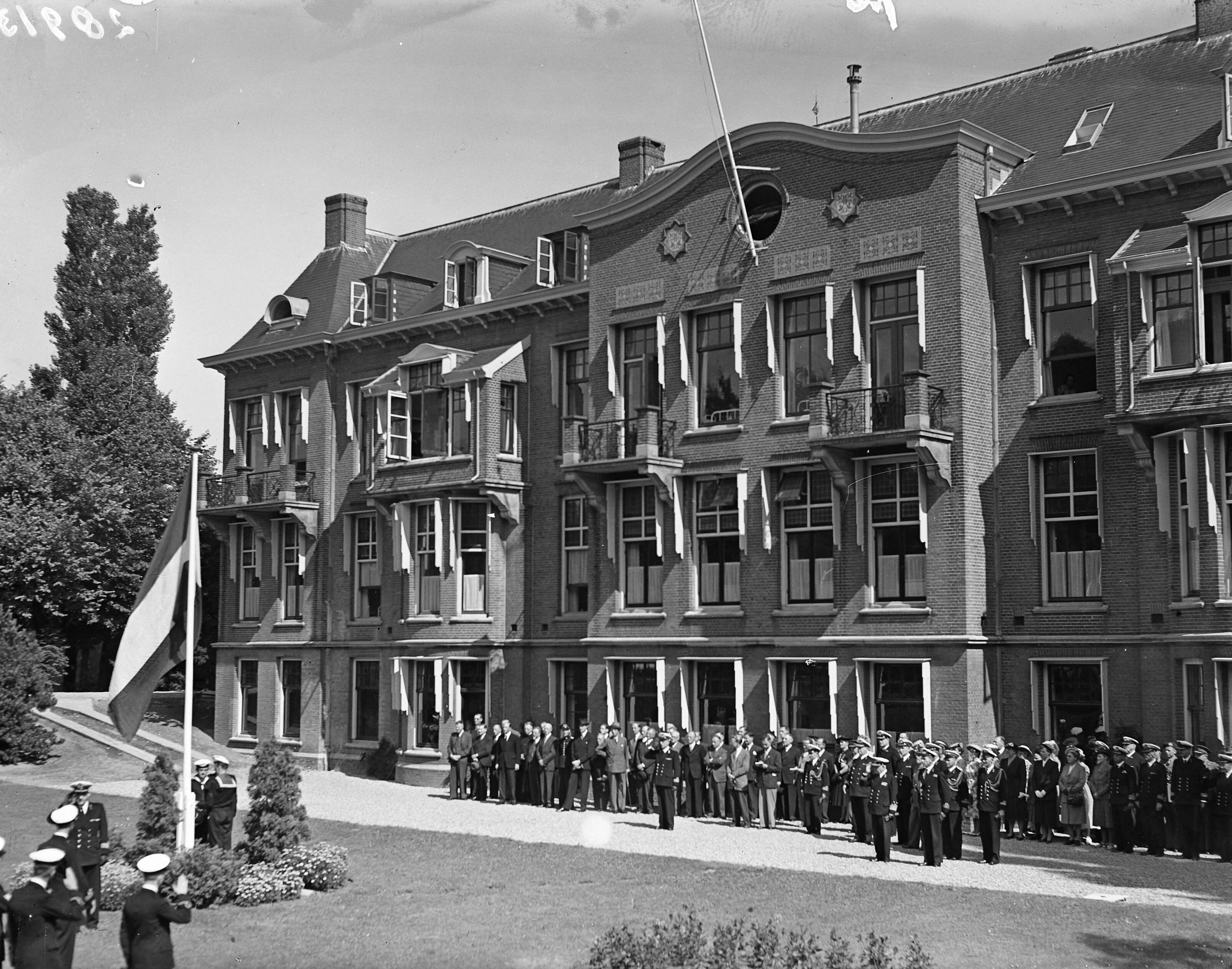 Fotocollectie Anefo — Opening Marinehospitaal te Overveen — Foto: Noske, J.D. / Anefo. Licentie: Set B: Rechtenvrij / Publiek Domein. Bron: Nationaal Archief. http://hdl.handle.net/10648/a8bab57a-d0b4-102d-bcf8-003048976d84