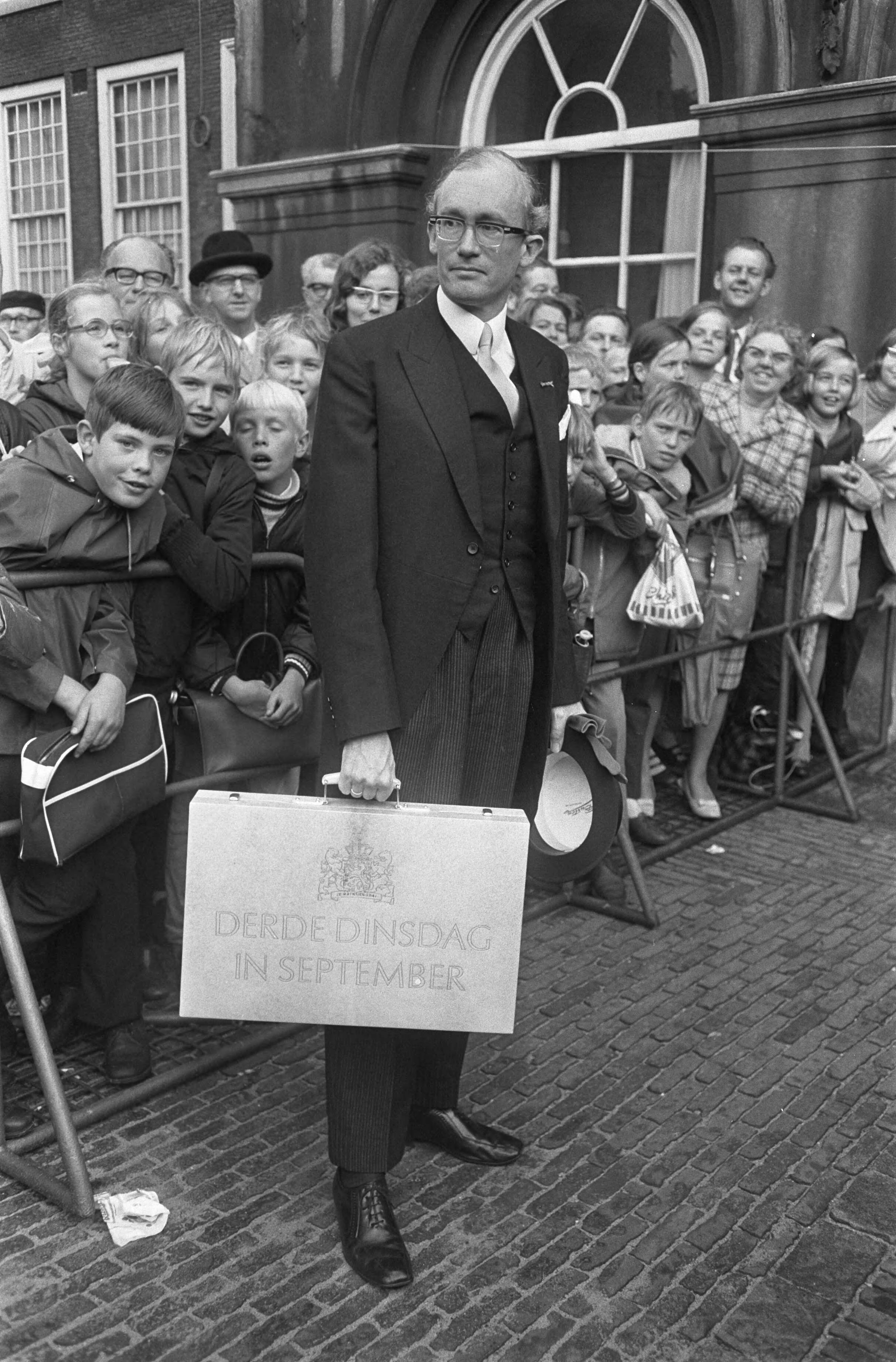 Prinsjesdag 1970 — Minister van Fiancien Witteveen met de Miljoenennota bij de Tweede Kamer in Den Haag — Foto: Fotograaf Onbekend / Anefo. Licentie: Set B: Rechtenvrij / Publiek Domein. Bron: Nationaal Archief. http://hdl.handle.net/10648/aba37df8-d0b4-102d-bcf8-003048976d84