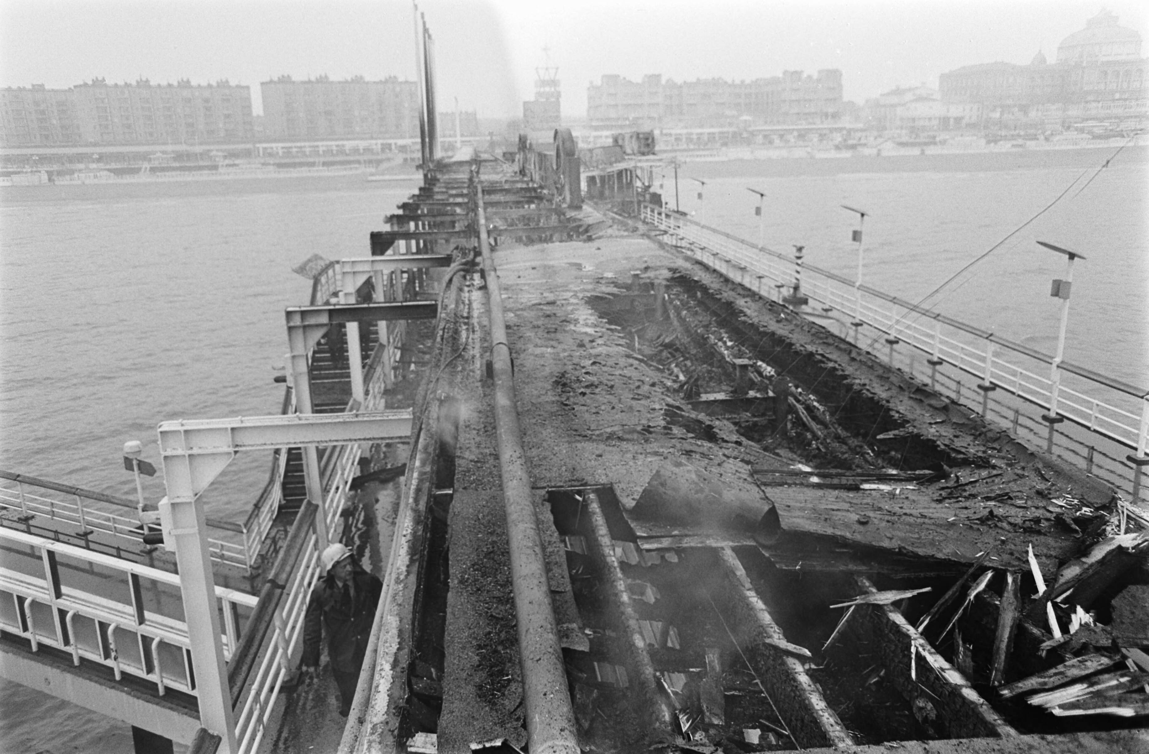 Fotocollectie Anefo — Brand op pier van Scheveningen. Op de hoofdpier brandden de winkeltjes geheel uit — Foto: Nijs, Jac. de / Anefo. Licentie: Set B: Rechtenvrij / Publiek Domein. Bron: Nationaal Archief. http://hdl.handle.net/10648/ab3de466-d0b4-102d-bcf8-003048976d84