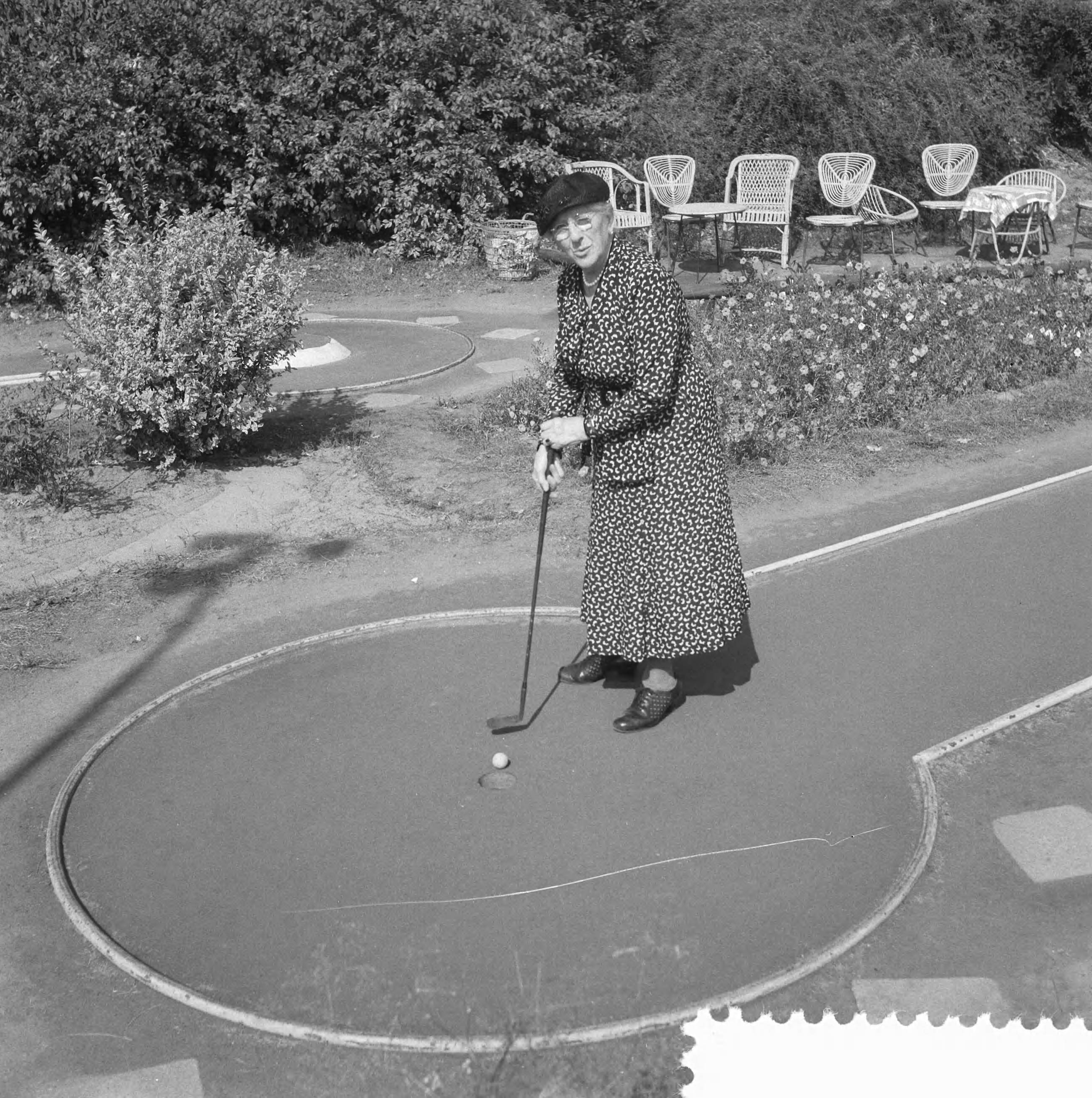 Fotocollectie Anefo — Vrouw van 80 jaar speelt midget-golf in Den Haag — Foto: Noske, J.D. / Anefo. Licentie: Set B: Rechtenvrij / Publiek Domein. Bron: Nationaal Archief. http://hdl.handle.net/10648/a99d491c-d0b4-102d-bcf8-003048976d84