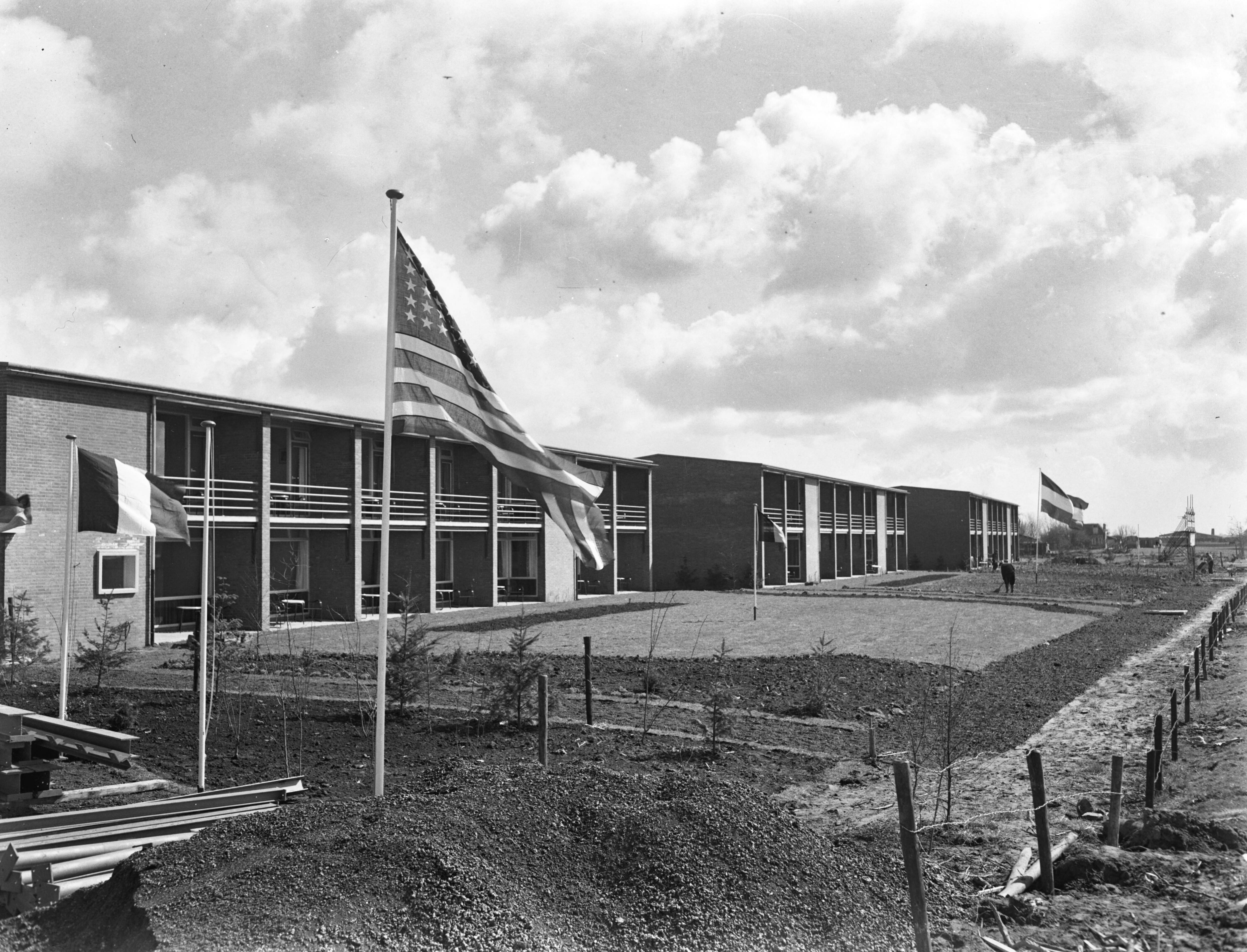 Fotocollectie Anefo — Motel "Hoornwijck" in Rijswijk, zal op 1 mei zijn deuren open. De vlag in top — Foto: Pot, Harry / Anefo. Licentie: Set B: Rechtenvrij / Publiek Domein. Bron: Nationaal Archief. http://hdl.handle.net/10648/ad776518-d0b4-102d-bcf8-003048976d84