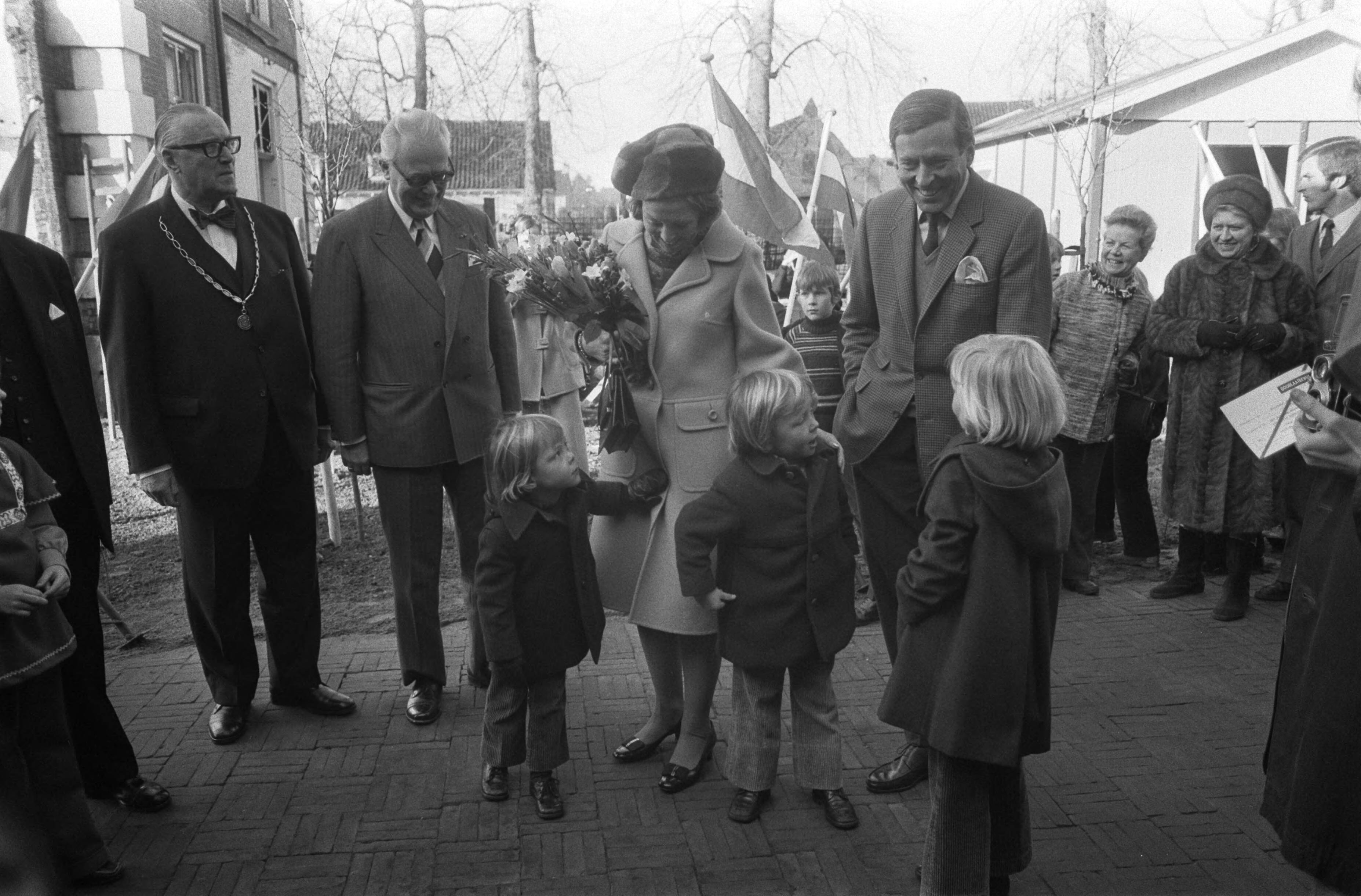 Prinses Beatrix opent het dorpshuis Lage Vuursche — Prinses Beatrix, Prins Claus en v.l.n.r. de prinsen Constantijn, Johan Friso en Willem-Alexander — Foto: Fotograaf Onbekend / Anefo. Licentie: Set B: Rechtenvrij / Publiek Domein. Bron: Nationaal Archief. http://hdl.handle.net/10648/ac427ab6-d0b4-102d-bcf8-003048976d84
