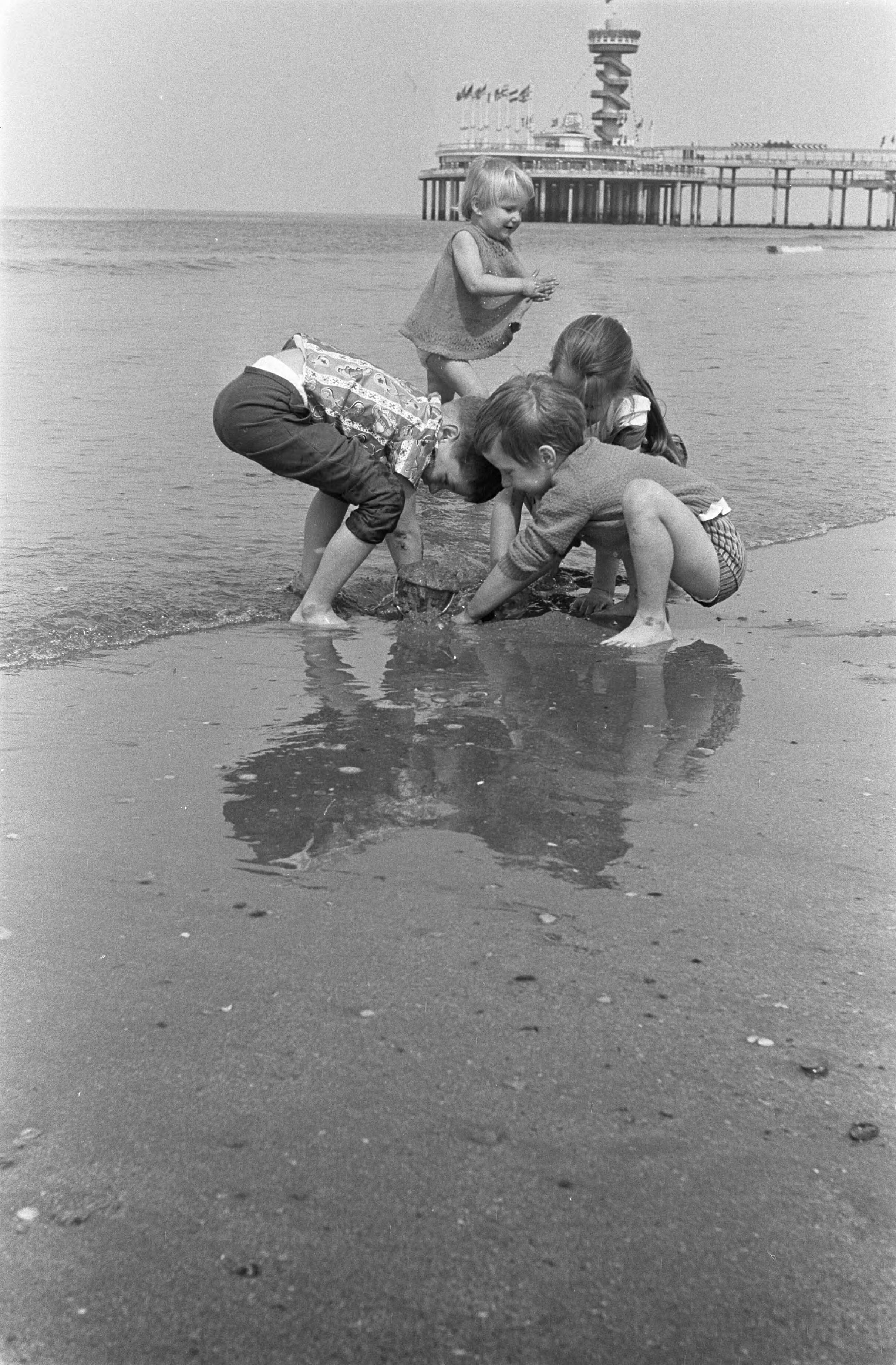 Fotocollectie Anefo — Kinderen op het strand bij Scheveningen — Foto: Koch, Eric / Anefo. Licentie: Set B: Rechtenvrij / Publiek Domein. Bron: Nationaal Archief. http://hdl.handle.net/10648/aa66326e-d0b4-102d-bcf8-003048976d84