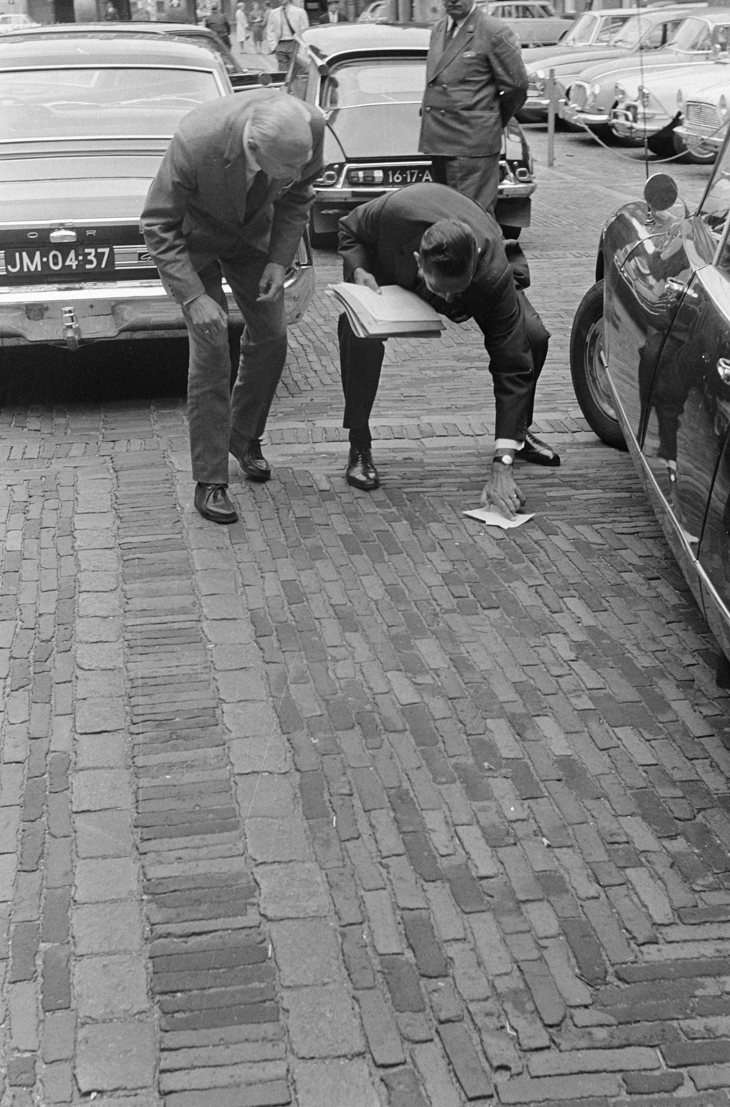 Fotocollectie Anefo — Bespreking op Economische Zaken te Den Haag , aankomst Bogaers, Smallenbroek en Biesheuvel raapt papieren op — Foto: Voets, Jan / Anefo. Licentie: Set B: Rechtenvrij / Publiek Domein. Bron: Nationaal Archief. http://hdl.handle.net/10648/aaf8eb36-d0b4-102d-bcf8-003048976d84
