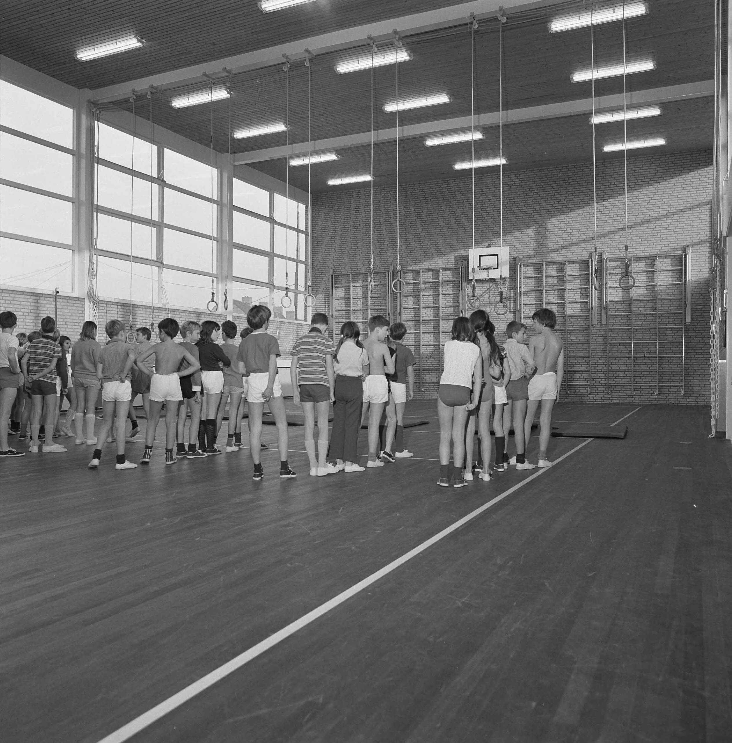 Fotocollectie Nederlandse Heidemaatschappij — Amstenrade. Gymzaal project Sleutelbouw bv — Foto: Fotograaf Onbekend / Heidemij. Licentie: Set B: Rechtenvrij / Publiek Domein. Bron: Nationaal Archief. http://hdl.handle.net/10648/ae840baa-d0b4-102d-bcf8-003048976d84