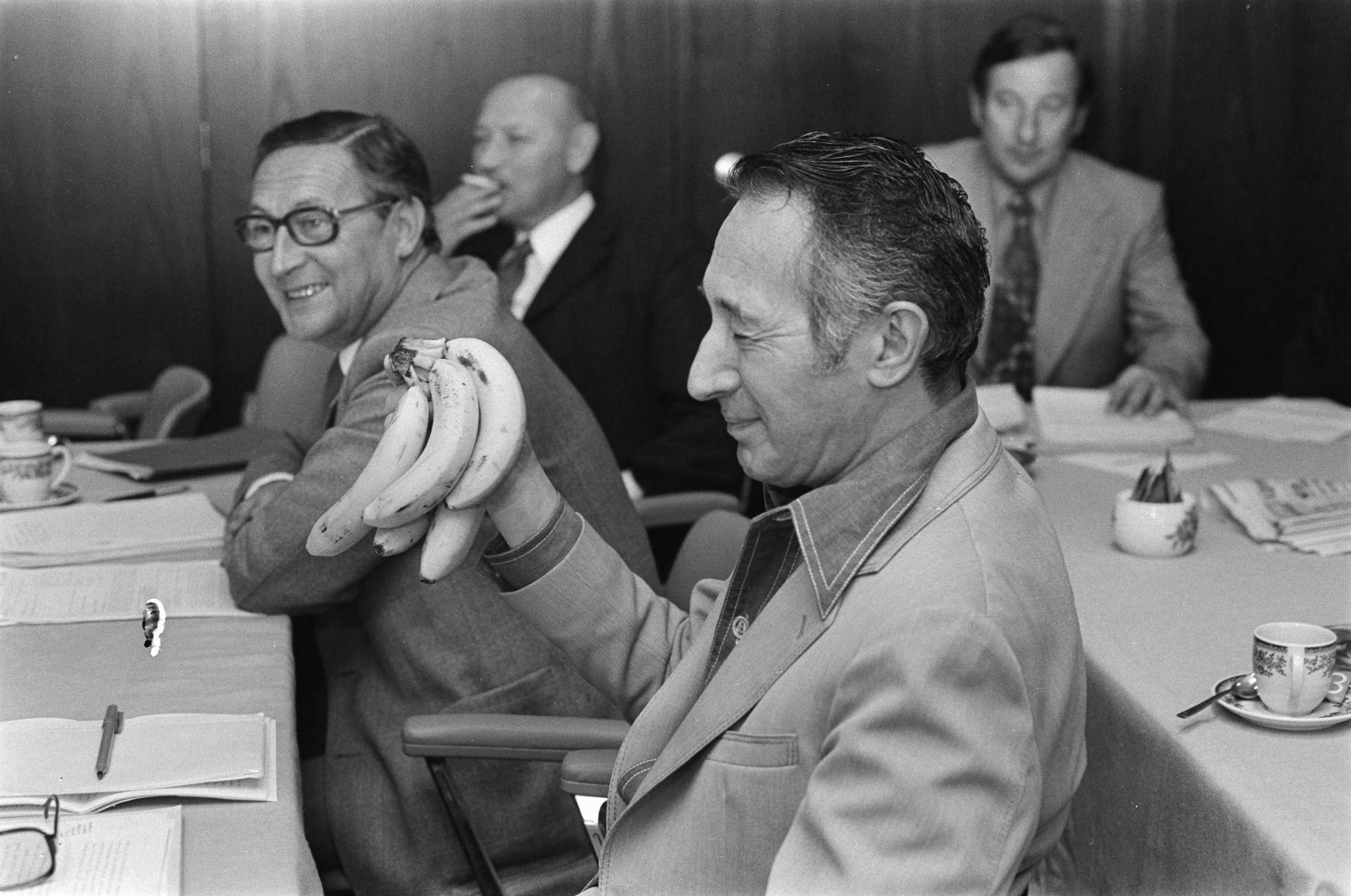 Fotocollectie Anefo — Jaarvergadering KNVB betaald voetbal in Utrecht; Lou Lap met bananen — Foto: Croes, Rob C. / Anefo. Licentie: Set B: Rechtenvrij / Publiek Domein. Bron: Nationaal Archief. http://hdl.handle.net/10648/ac4cf856-d0b4-102d-bcf8-003048976d84