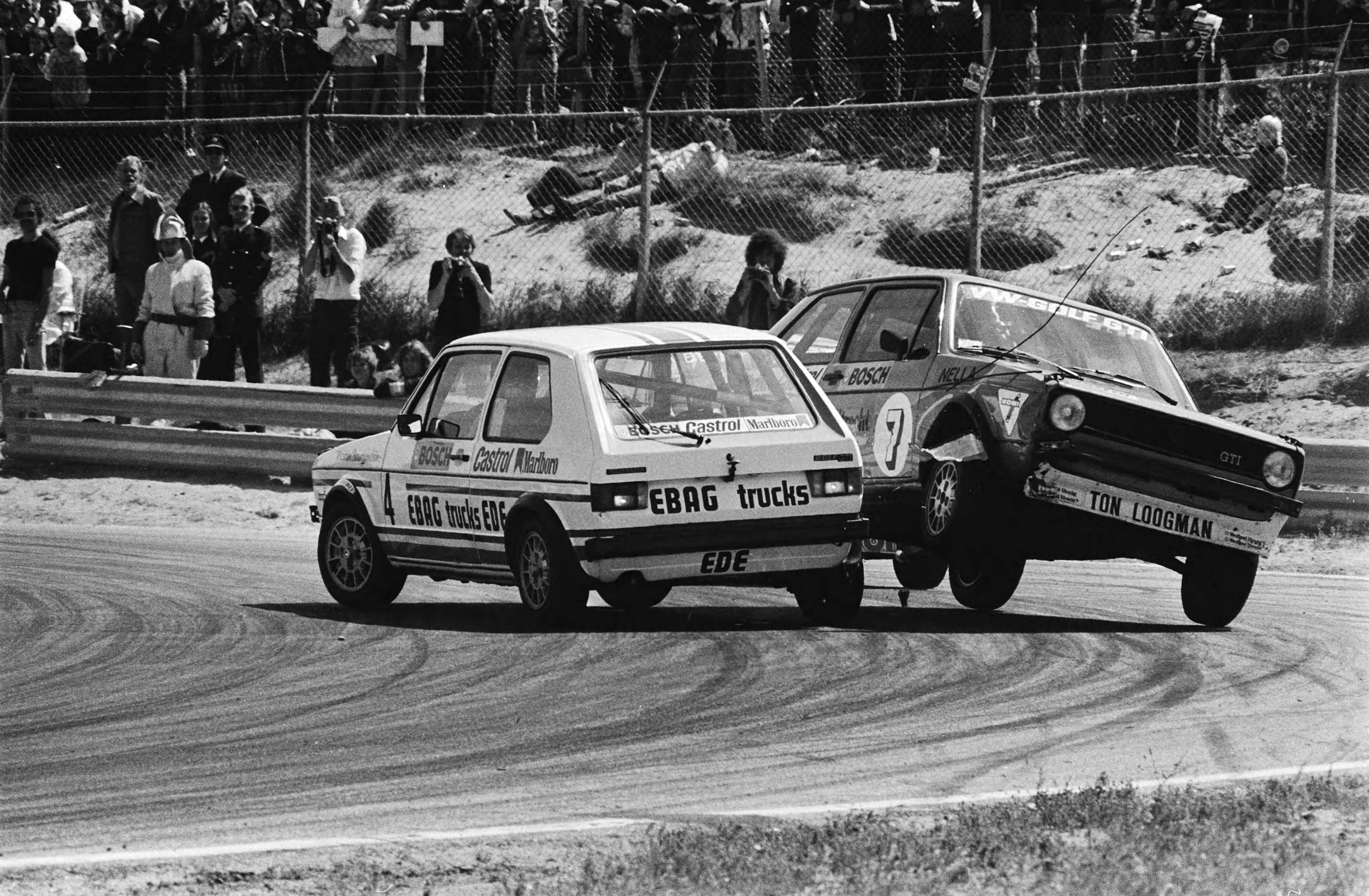 Fotocollectie Anefo — Autoraces Zandvoort; VW golf GTI race, Martin Bourgondie (l) spint, Nella Kruizinga kan hem niet meer ontwijken — Foto: Suyk, Koen / Anefo. Licentie: Set B: Rechtenvrij / Publiek Domein. Bron: Nationaal Archief. http://hdl.handle.net/10648/acb6a0bc-d0b4-102d-bcf8-003048976d84