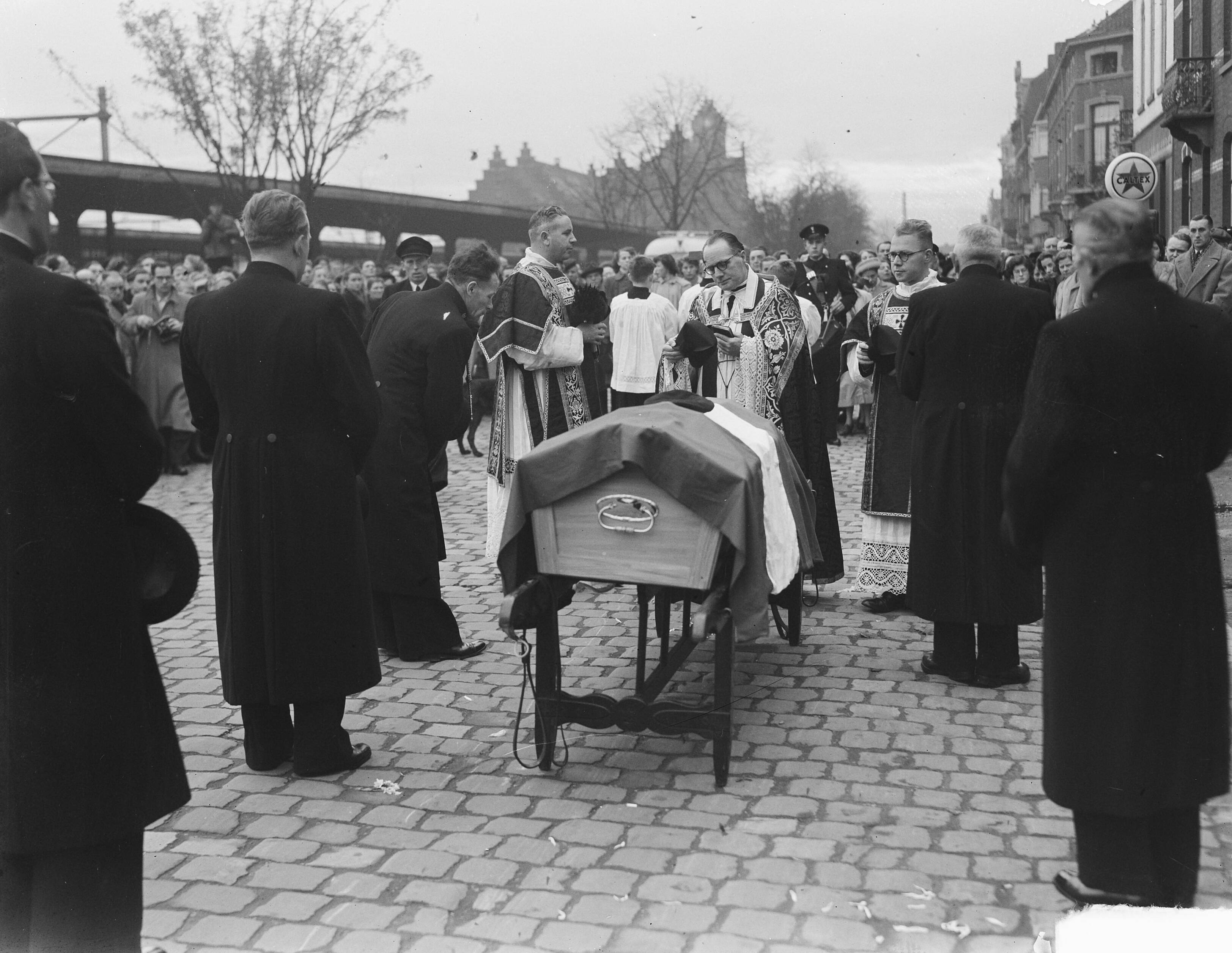Fotocollectie Anefo — Maastricht. Uitvaart en begrafenis van stoker Braun van de Koninklijke Marine — Foto: Oorschot, […] van / Anefo. Licentie: Set B: Rechtenvrij / Publiek Domein. Bron: Nationaal Archief. http://hdl.handle.net/10648/a8e1f05e-d0b4-102d-bcf8-003048976d84