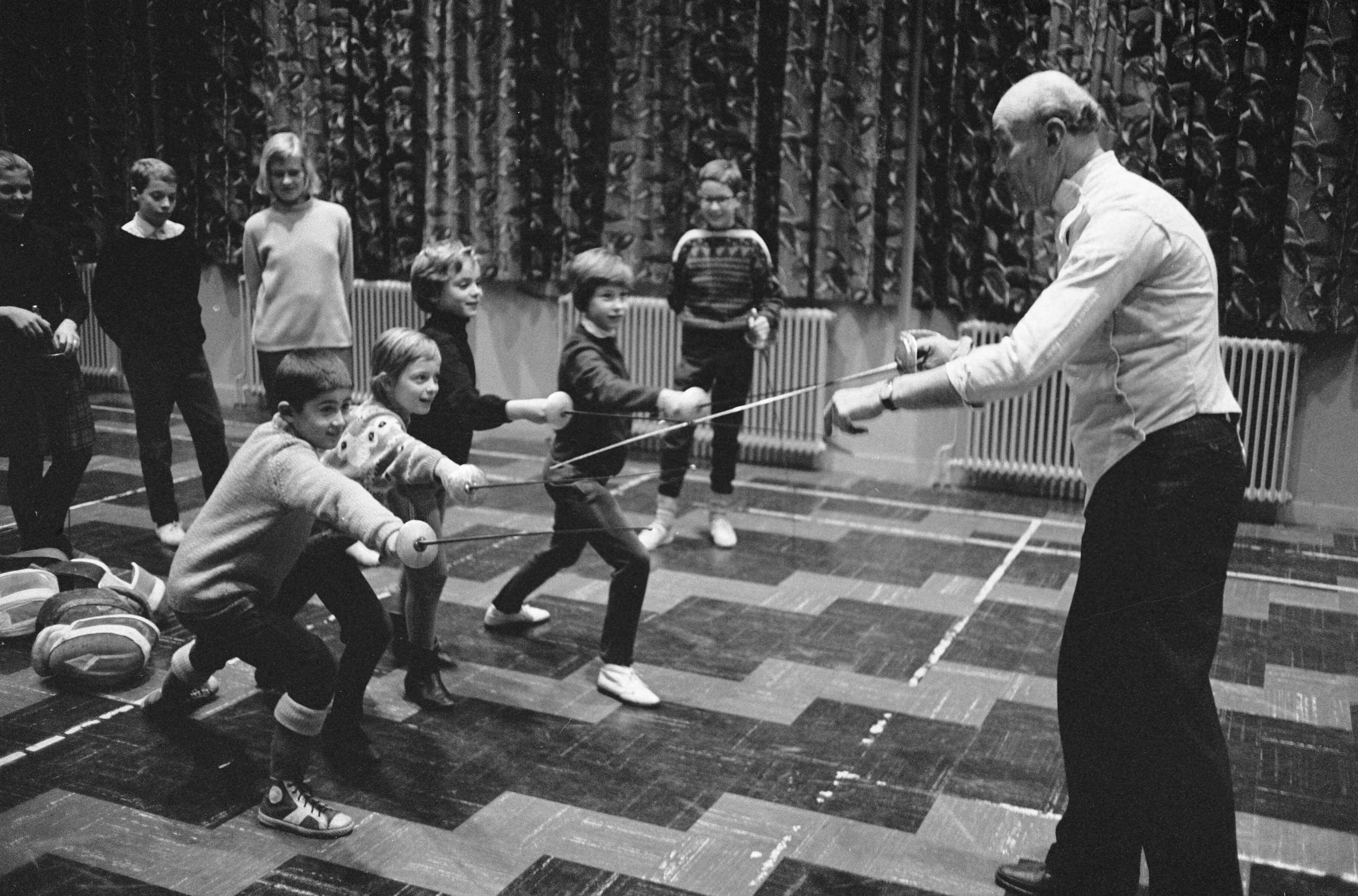 Fotocollectie Anefo — Schermschool "Tocato" te Zandvoort (Opdracht Telegraaf) — Foto: Pot, Harry / Anefo. Licentie: Set B: Rechtenvrij / Publiek Domein. Bron: Nationaal Archief. http://hdl.handle.net/10648/aa255384-d0b4-102d-bcf8-003048976d84