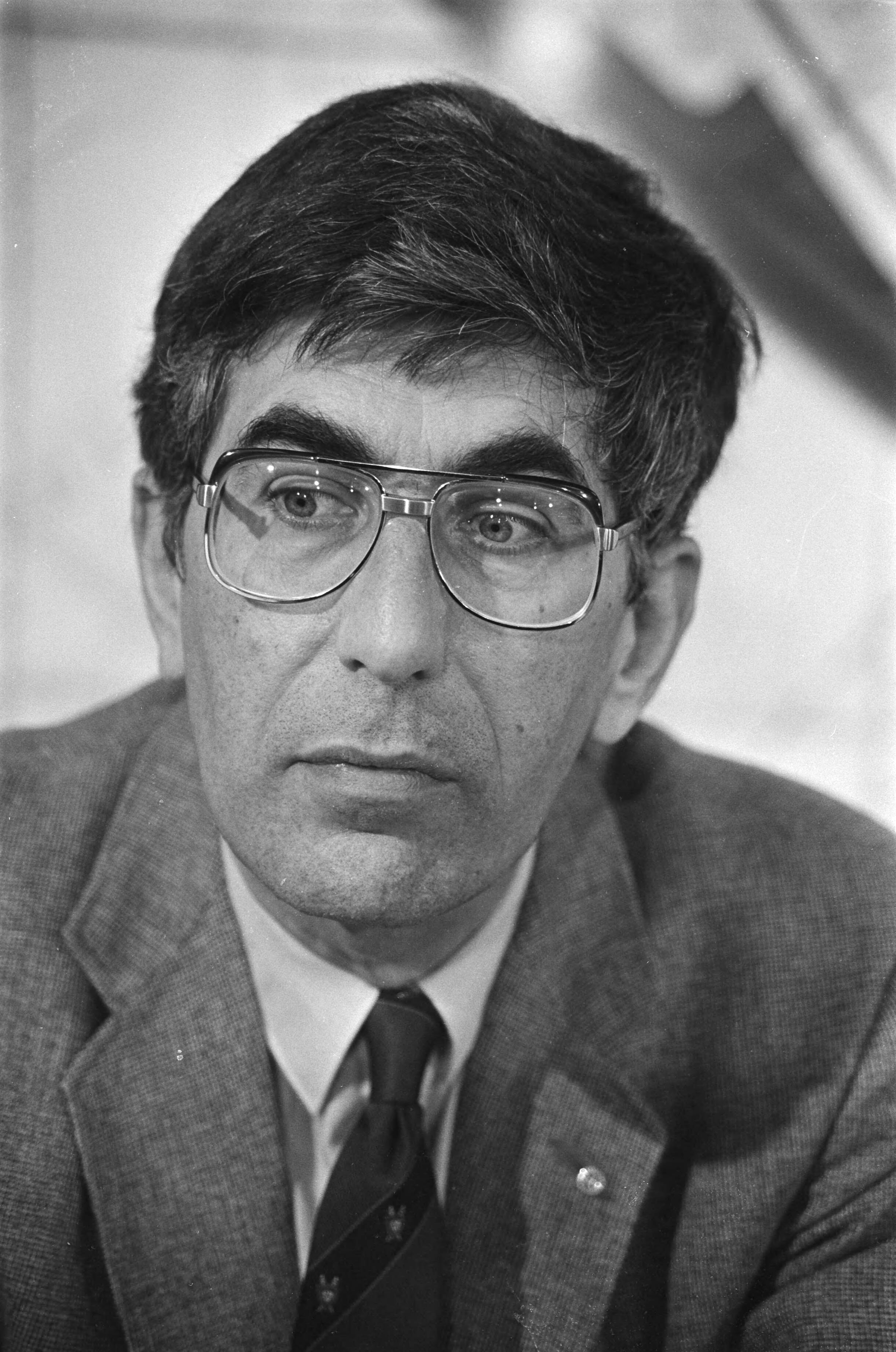Fotocollectie Anefo — Persconferentie over aanleg 4e en 5e vliegtuigbaan op Schiphol; nr. 35 , 36: ir. D.R.A. Stapel (dir. Schipho kop, nr. 37 : J.W. Wegstapel ( pres. dir. — Foto: Dijk, Hans van / Anefo. Licentie: Set B: Rechtenvrij / Publiek Domein. Bron: Nationaal Archief. http://hdl.handle.net/10648/acde972a-d0b4-102d-bcf8-003048976d84