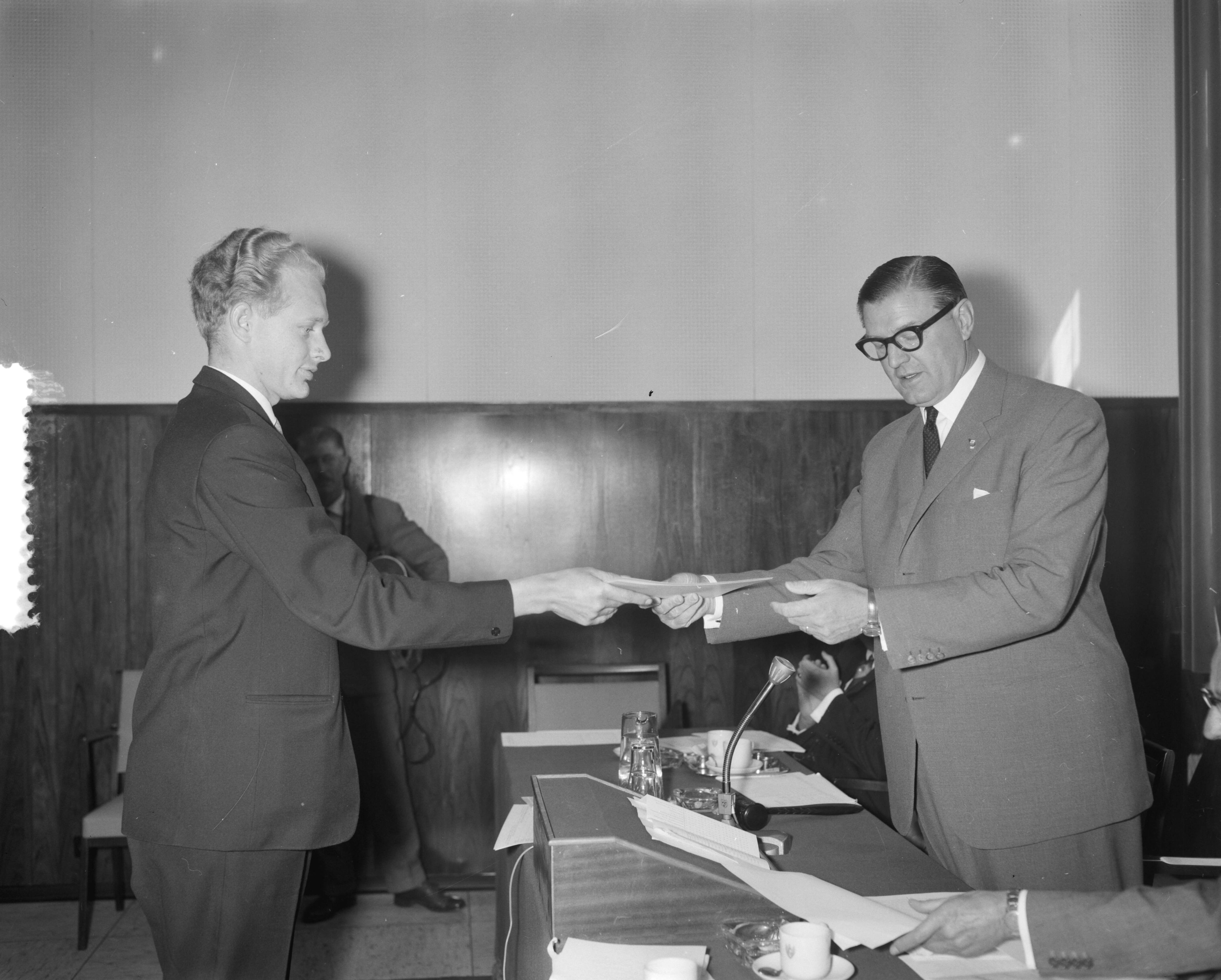 Fotocollectie Anefo — Stichting Bankstudies aan de Koninginnegracht 101 Den Haag. Uitreiking diploma's (opdracht) — Foto: Bilsen, Joop van / Anefo. Licentie: Set B: Rechtenvrij / Publiek Domein. Bron: Nationaal Archief. http://hdl.handle.net/10648/a9ddc096-d0b4-102d-bcf8-003048976d84