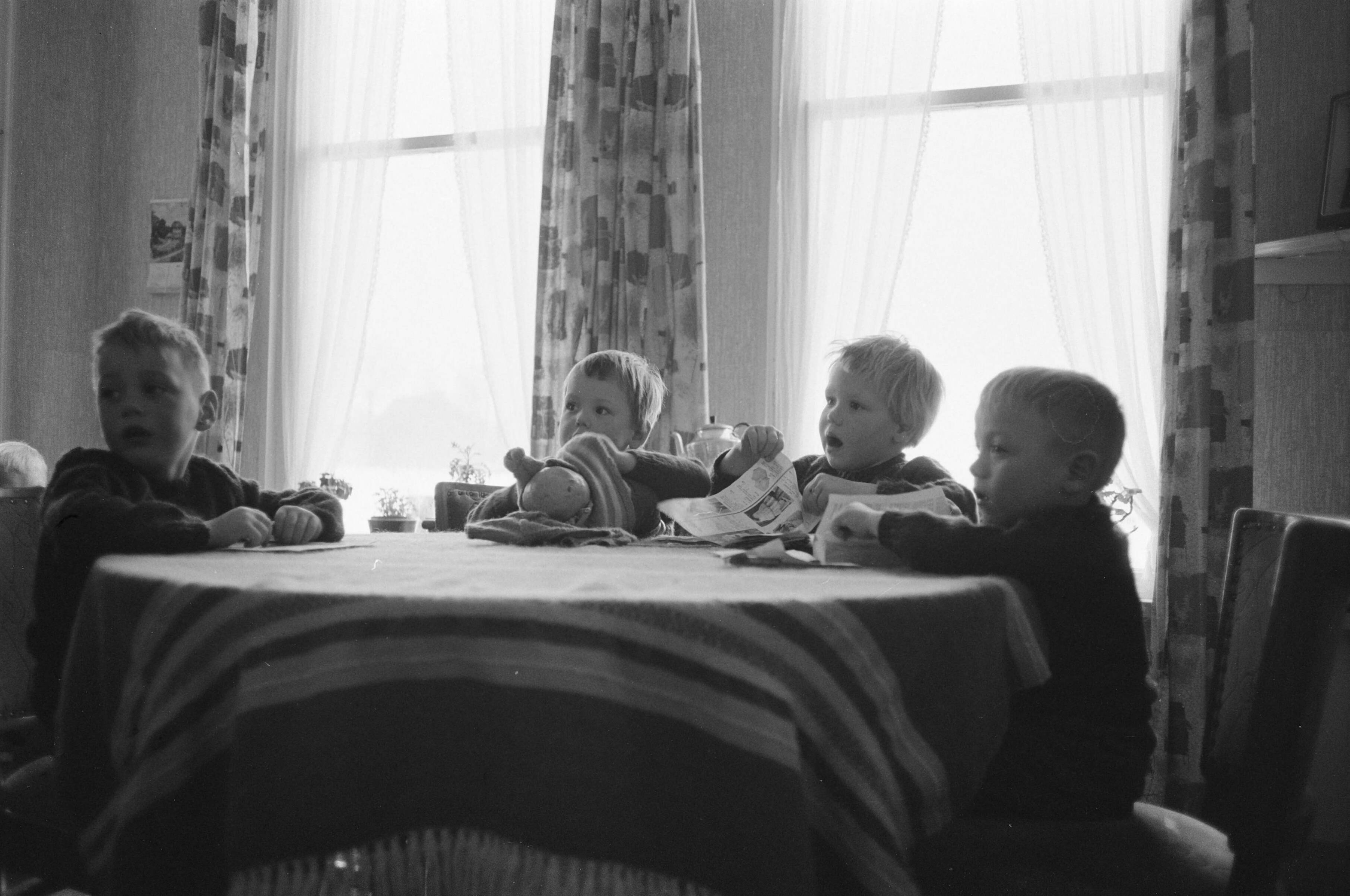 Fotocollectie Anefo — De vierling Lautenbach uit Deinum in Friesland 5-9-1963 5 jaar — Foto: Walta, Winfried / Anefo. Licentie: Set B: Rechtenvrij / Publiek Domein. Bron: Nationaal Archief. http://hdl.handle.net/10648/aa296a50-d0b4-102d-bcf8-003048976d84