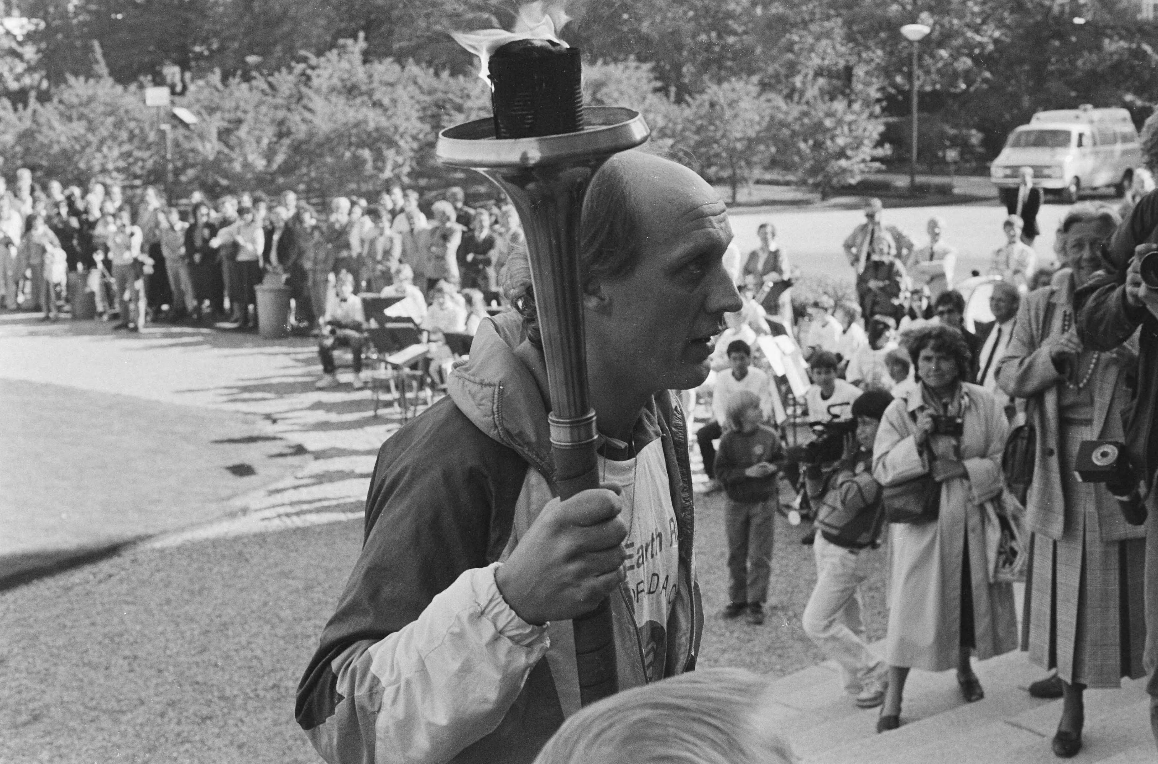 Fotocollectie Anefo — Herman van Veen met wereldfakkel op weg naar Prins Claus in kader "First Earth Run" in Vredespaleis in Den Haag — Foto: Gerrits, Roland / Anefo. Licentie: Set B: Rechtenvrij / Publiek Domein. Bron: Nationaal Archief. http://hdl.handle.net/10648/ad581b54-d0b4-102d-bcf8-003048976d84