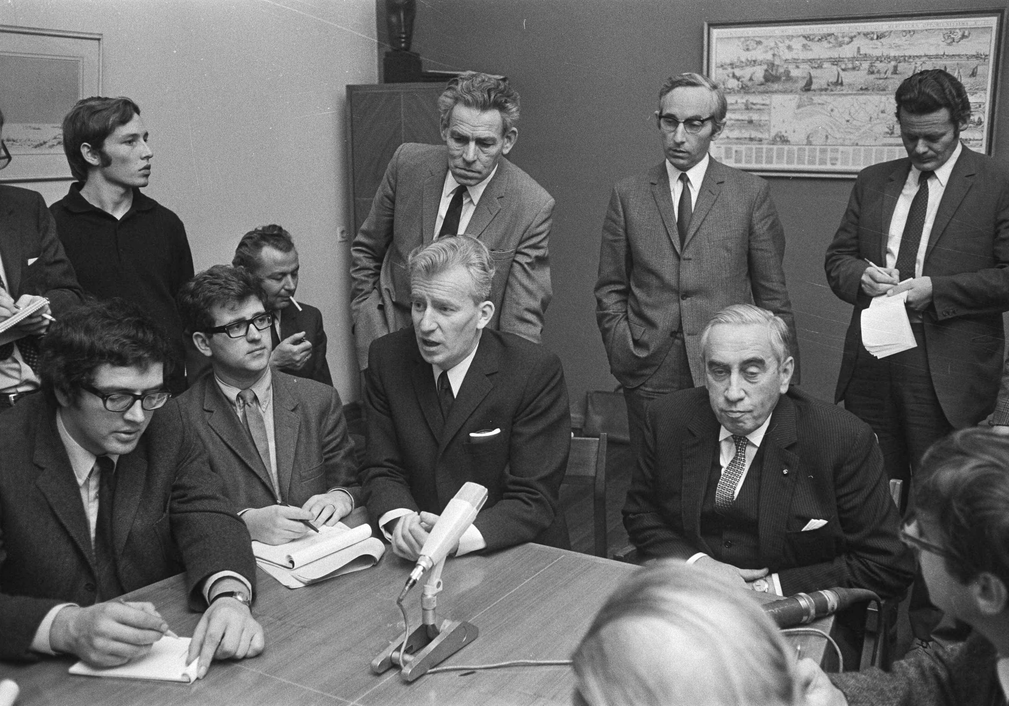 Fotocollectie Anefo — Loonoverleg in SER-gebouw, Den Haag — Foto: Koch, Eric / Anefo. Licentie: Set B: Rechtenvrij / Publiek Domein. Bron: Nationaal Archief. http://hdl.handle.net/10648/abaa83d2-d0b4-102d-bcf8-003048976d84
