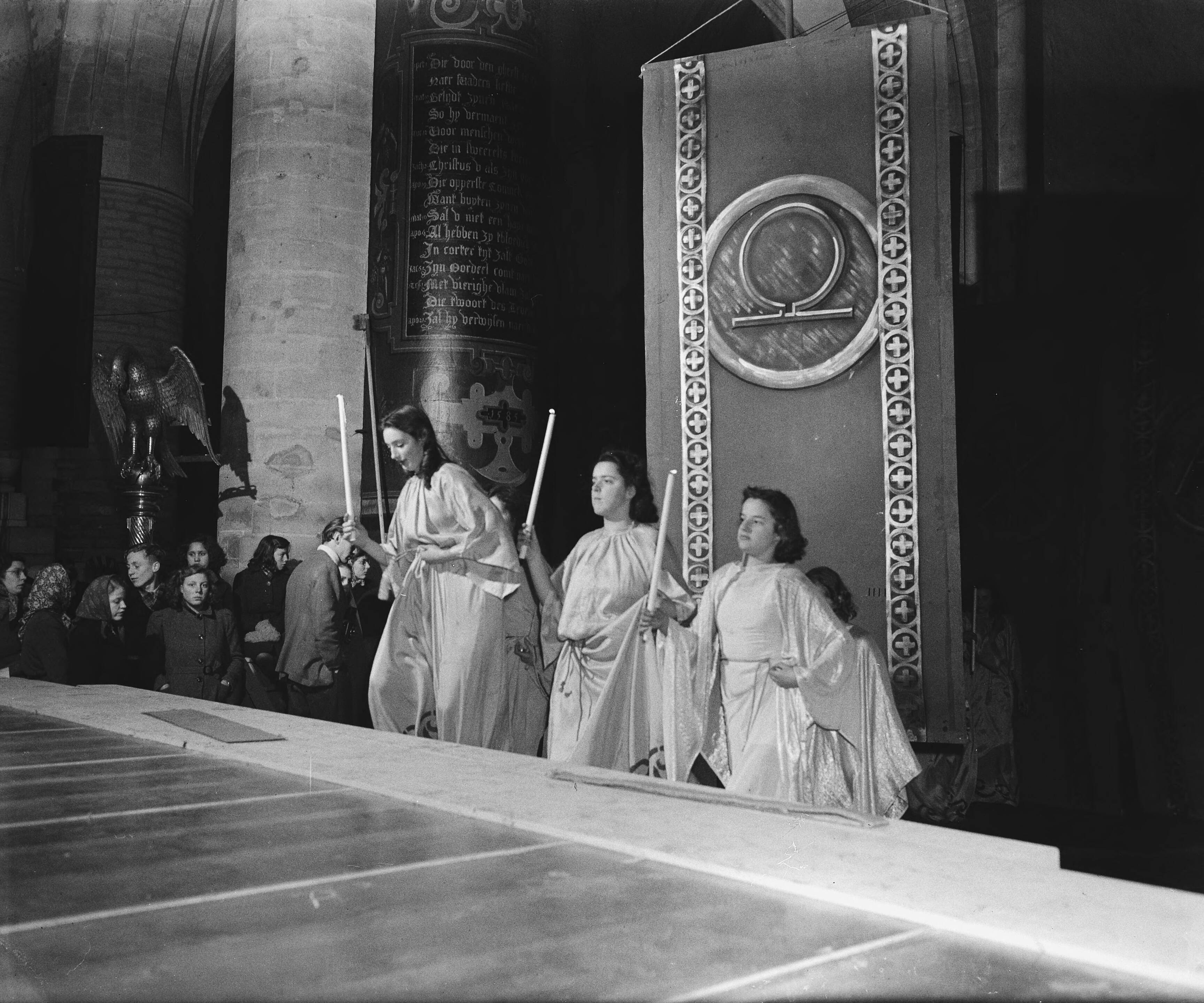 Fotocollectie Anefo — Kerstspel in de Grote of St. Bavokerk te Haarlem — Foto: Haren Noman, Theo van / Anefo. Licentie: Set B: Rechtenvrij / Publiek Domein. Bron: Nationaal Archief. http://hdl.handle.net/10648/a88fdf1c-d0b4-102d-bcf8-003048976d84