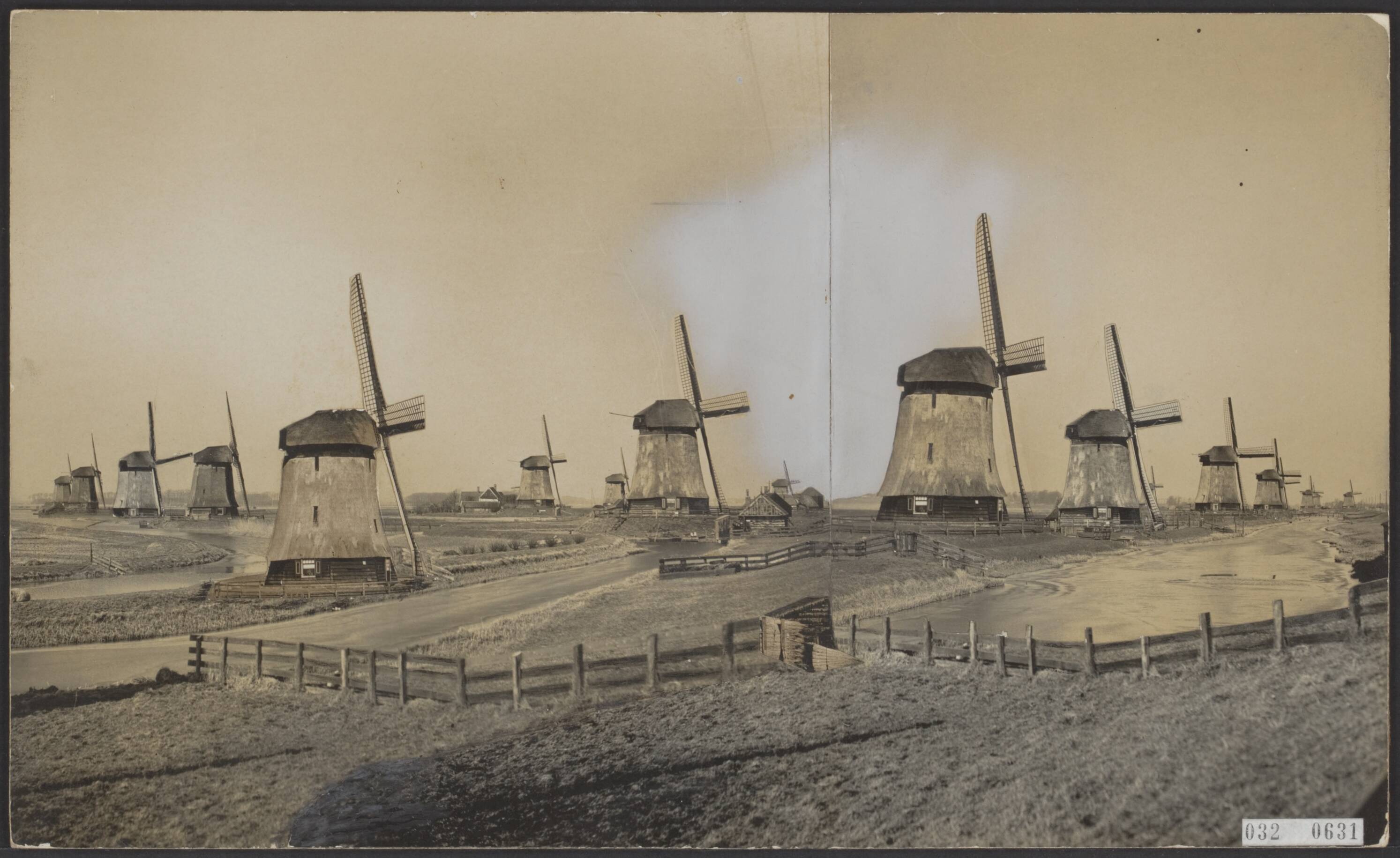 Fotocollectie Elsevier Binnenland — [Fotomontage]. Molengroep tussen Ursem en Schermerhorn die de Schermer bemalen — Foto: Favier, Adriaan. Licentie: Set B: Rechtenvrij / Publiek Domein. Bron: Nationaal Archief. http://hdl.handle.net/10648/ade45fe2-d0b4-102d-bcf8-003048976d84