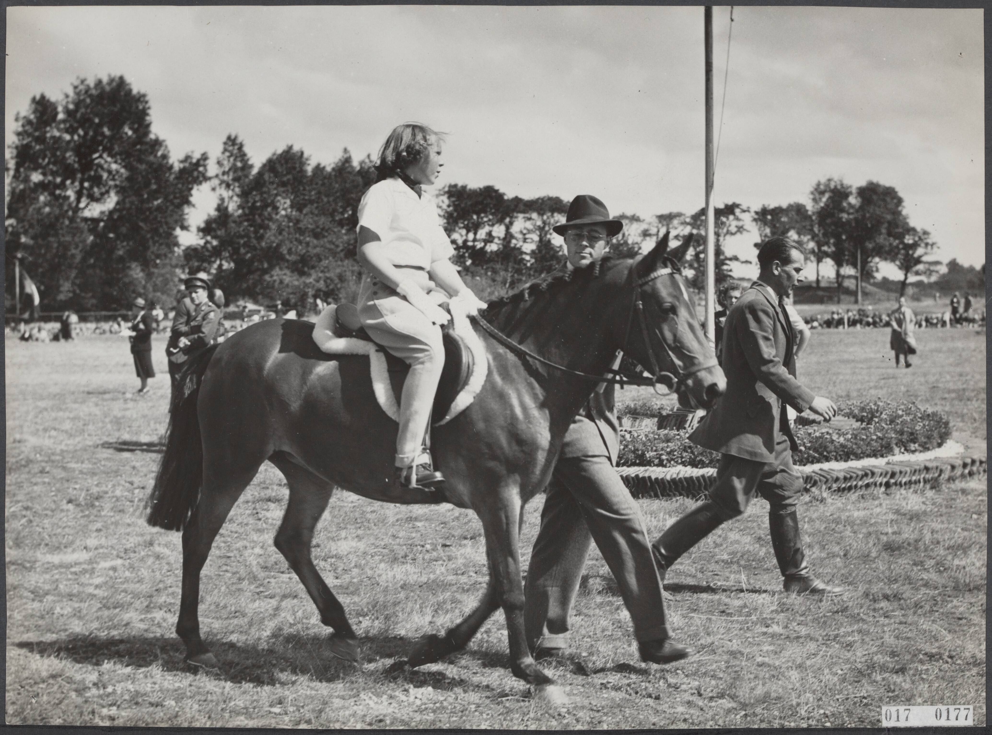 Fotocollectie Elsevier Binnenland — [Prinses Beatrix op een paard, dat wordt geleid door prins Bernhard op de Nationale Jeugdruiterdag te Heemstede] — Foto: Nederlandsch Fotobureau. Licentie: Set B: Rechtenvrij / Publiek Domein. Bron: Nationaal Archief. http://hdl.handle.net/10648/adbcfd4e-d0b4-102d-bcf8-003048976d84