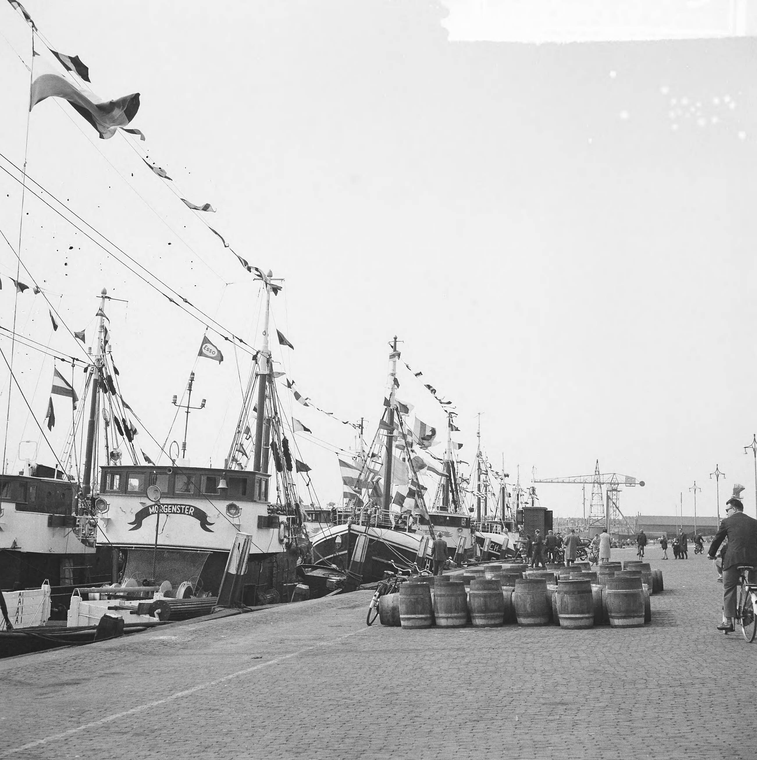 Fotocollectie Anefo — Vlaggetjesdag te Scheveningen — Foto: Voets, Jan / Anefo. Licentie: Set B: Rechtenvrij / Publiek Domein. Bron: Nationaal Archief. http://hdl.handle.net/10648/aaa9b520-d0b4-102d-bcf8-003048976d84