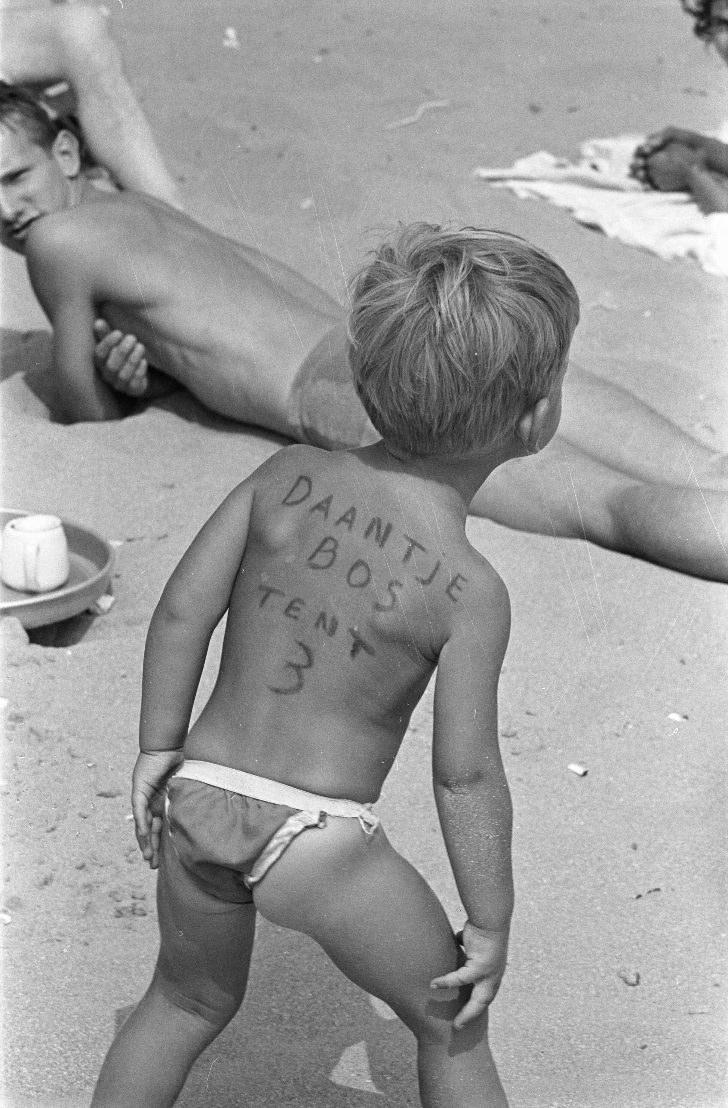 Fotocollectie Anefo — Drukte op Zandvoort, jongetje met naam op de rug — Foto: Pot, Harry / Anefo. Licentie: Set B: Rechtenvrij / Publiek Domein. Bron: Nationaal Archief. http://hdl.handle.net/10648/a999b7ac-d0b4-102d-bcf8-003048976d84