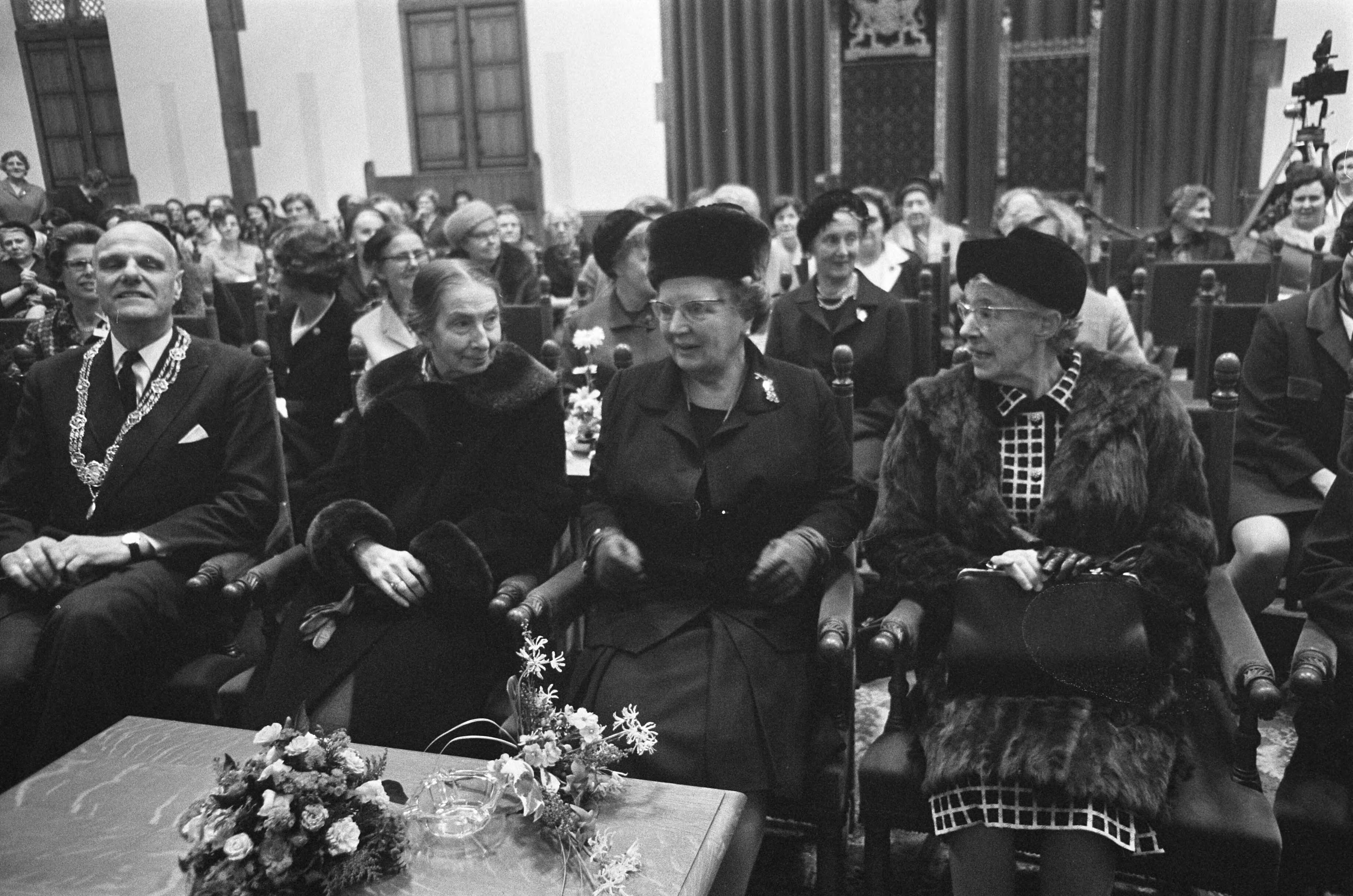 Fotocollectie Anefo — Koningin Juliana aanwezig bij Congres Nederlandse Vrouwen Comite in Ridderzaal Den Haag . Mevrouw Rood de Boer — Foto: Mieremet, Rob / Anefo. Licentie: Set B: Rechtenvrij / Publiek Domein. Bron: Nationaal Archief. http://hdl.handle.net/10648/ab8095b8-d0b4-102d-bcf8-003048976d84