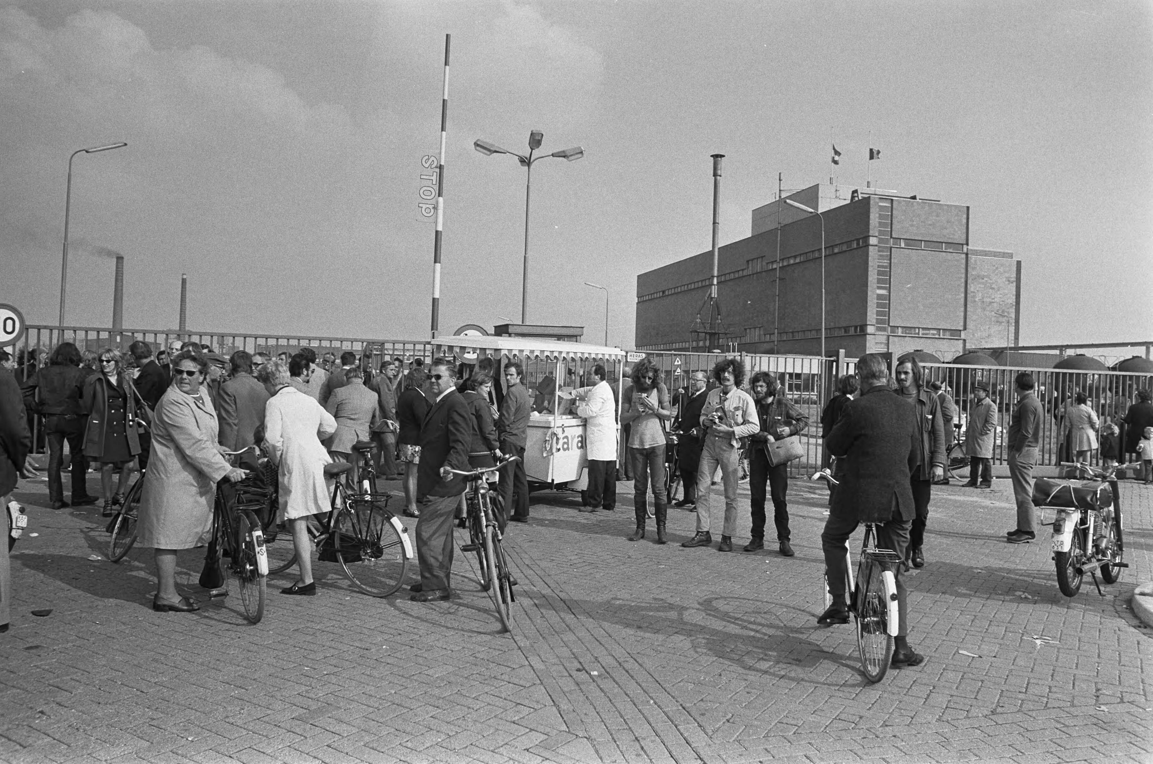 Fotocollectie Anefo — Werknemers hebben ENKA Breda bezet — Foto: Peters, Hans / Anefo. Licentie: Set B: Rechtenvrij / Publiek Domein. Bron: Nationaal Archief. http://hdl.handle.net/10648/abf68a3e-d0b4-102d-bcf8-003048976d84