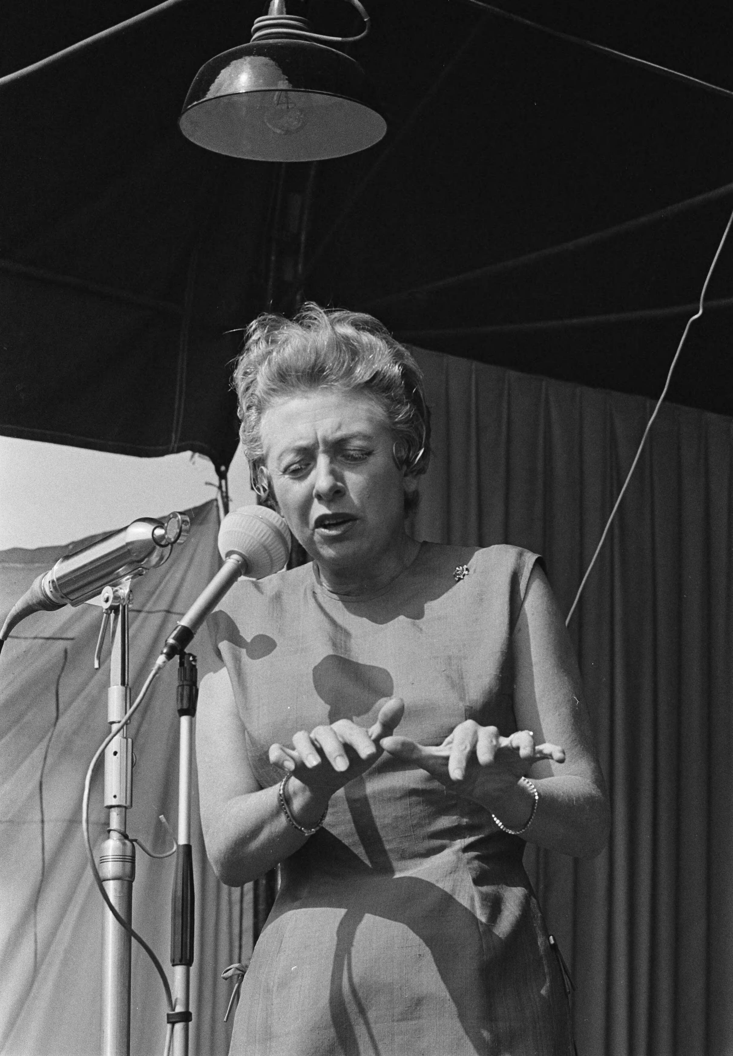 Fotocollectie Anefo — De omroepvereniging AVRO bestaat 40 jaar. Viering op feestterrein "Avro 40" in Hilversum. Als eerste buitenlandse gaste trad op de Franse zangeres Patachou — Foto: Gelderen, Hugo van / Anefo. Licentie: Set B: Rechtenvrij / Publiek Domein. Bron: Nationaal Archief. http://hdl.handle.net/10648/aa38fa74-d0b4-102d-bcf8-003048976d84