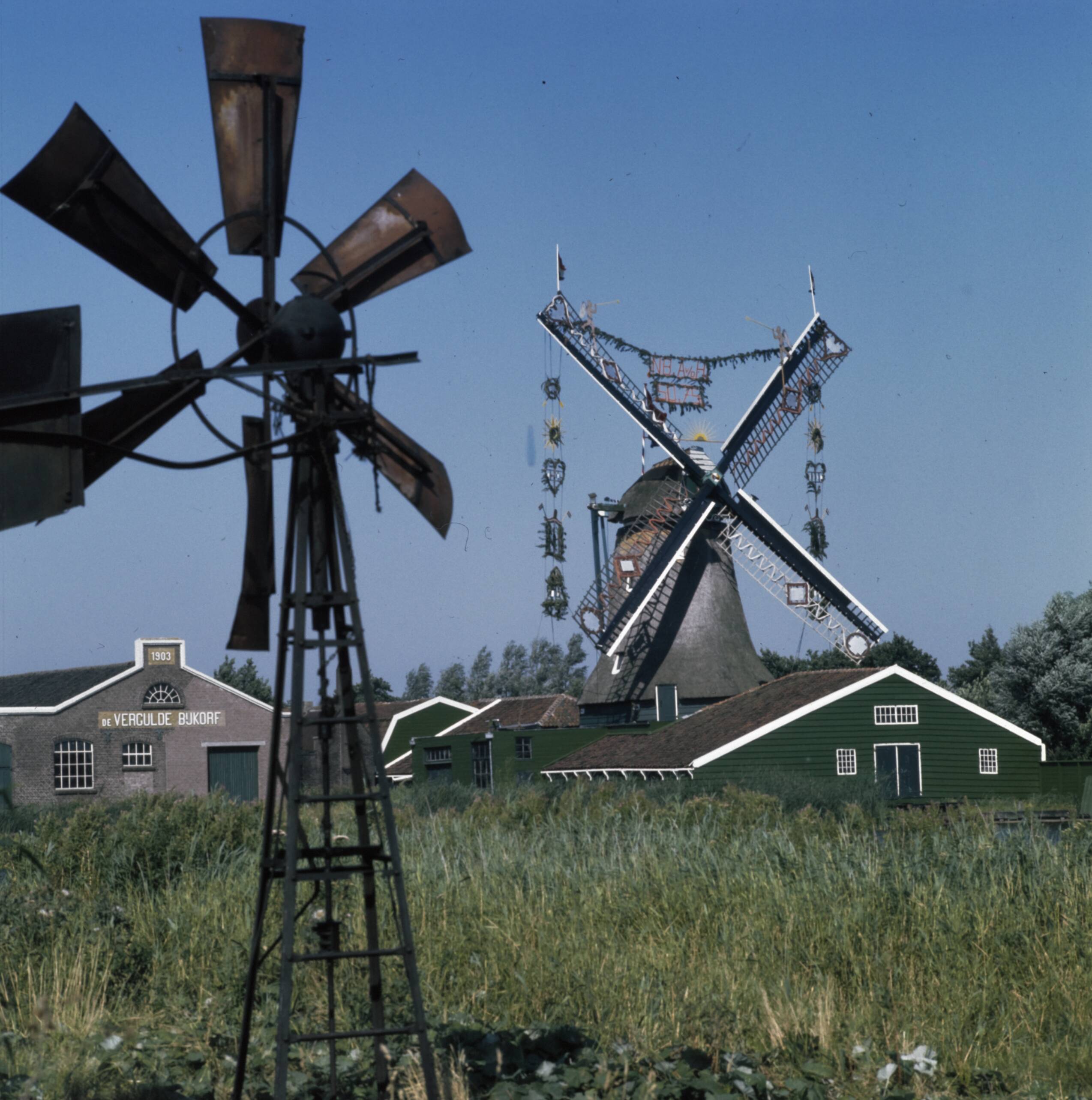 Fotocollectie Anefo — Papiermolen De Schoolmeester te Westzaan in bruidstooi — Foto: Mieremet, Rob / Anefo. Licentie: Set B: Rechtenvrij / Publiek Domein. Bron: Nationaal Archief. http://hdl.handle.net/10648/ad93b06a-d0b4-102d-bcf8-003048976d84