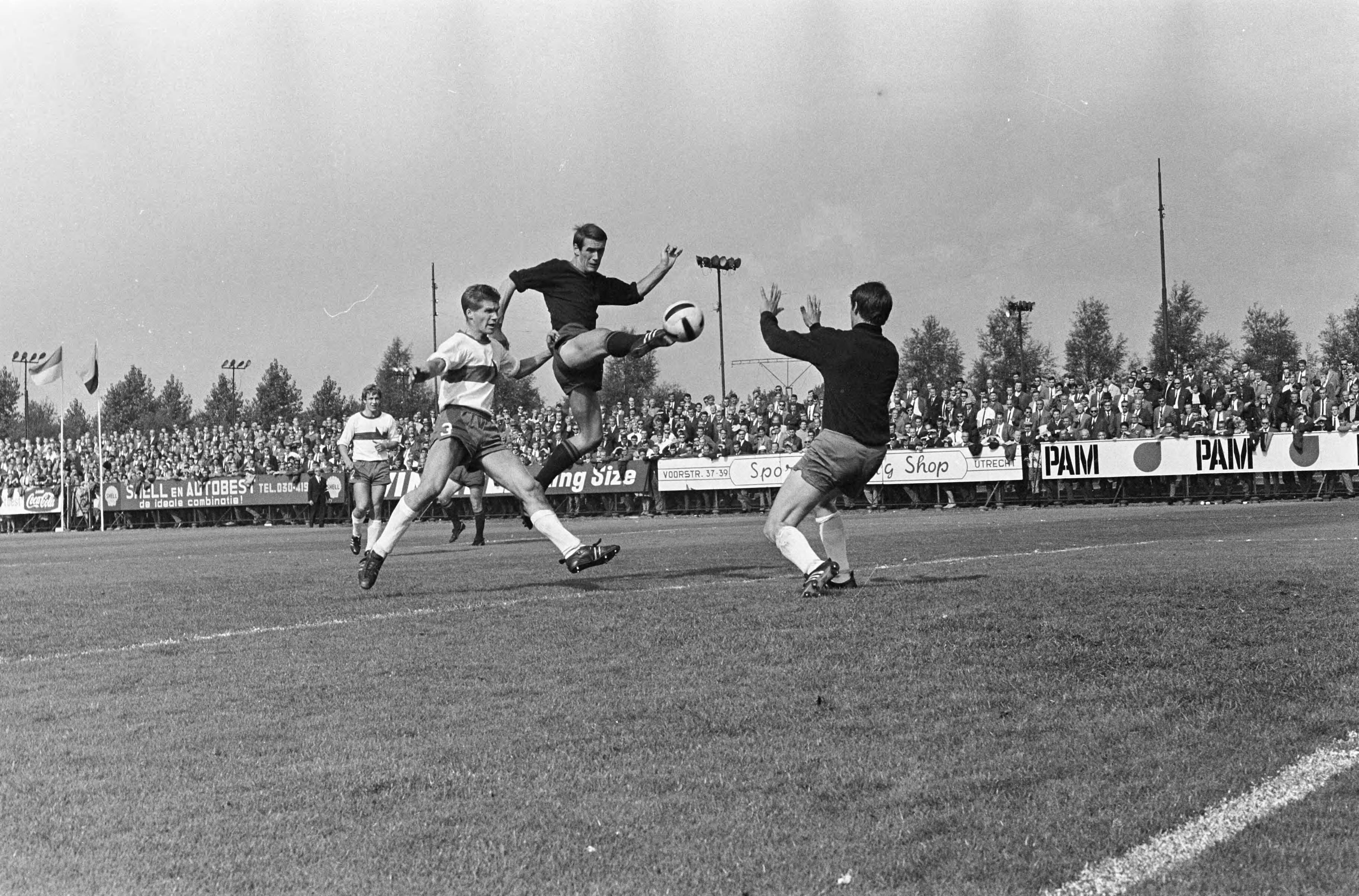 Fotocollectie Anefo — Elinkwijk tegen Haarlem 2-2. Spelmomenten (aanval van Haarlem) — Foto: Jongerhuis, Pieter / Anefo. Licentie: Set B: Rechtenvrij / Publiek Domein. Bron: Nationaal Archief. http://hdl.handle.net/10648/ab268e9c-d0b4-102d-bcf8-003048976d84