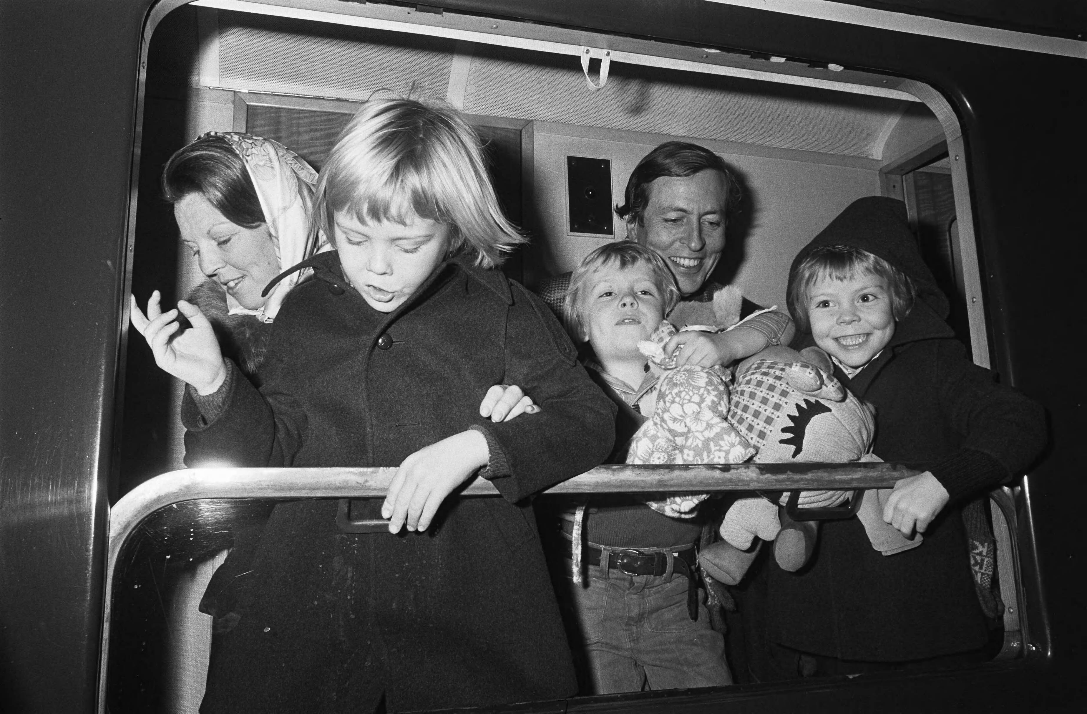 Fotocollectie Anefo — Prinses Beatrix , Claus en kinderen per trein uit Baarn naar wintersport vertrokken; Beatrix en Claus zwaaien van links af Willem Alexander , Johan Friso en — Foto: Verhoeff, Bert / Anefo. Licentie: Set B: Rechtenvrij / Publiek Domein. Bron: Nationaal Archief. http://hdl.handle.net/10648/ac5dcd7a-d0b4-102d-bcf8-003048976d84