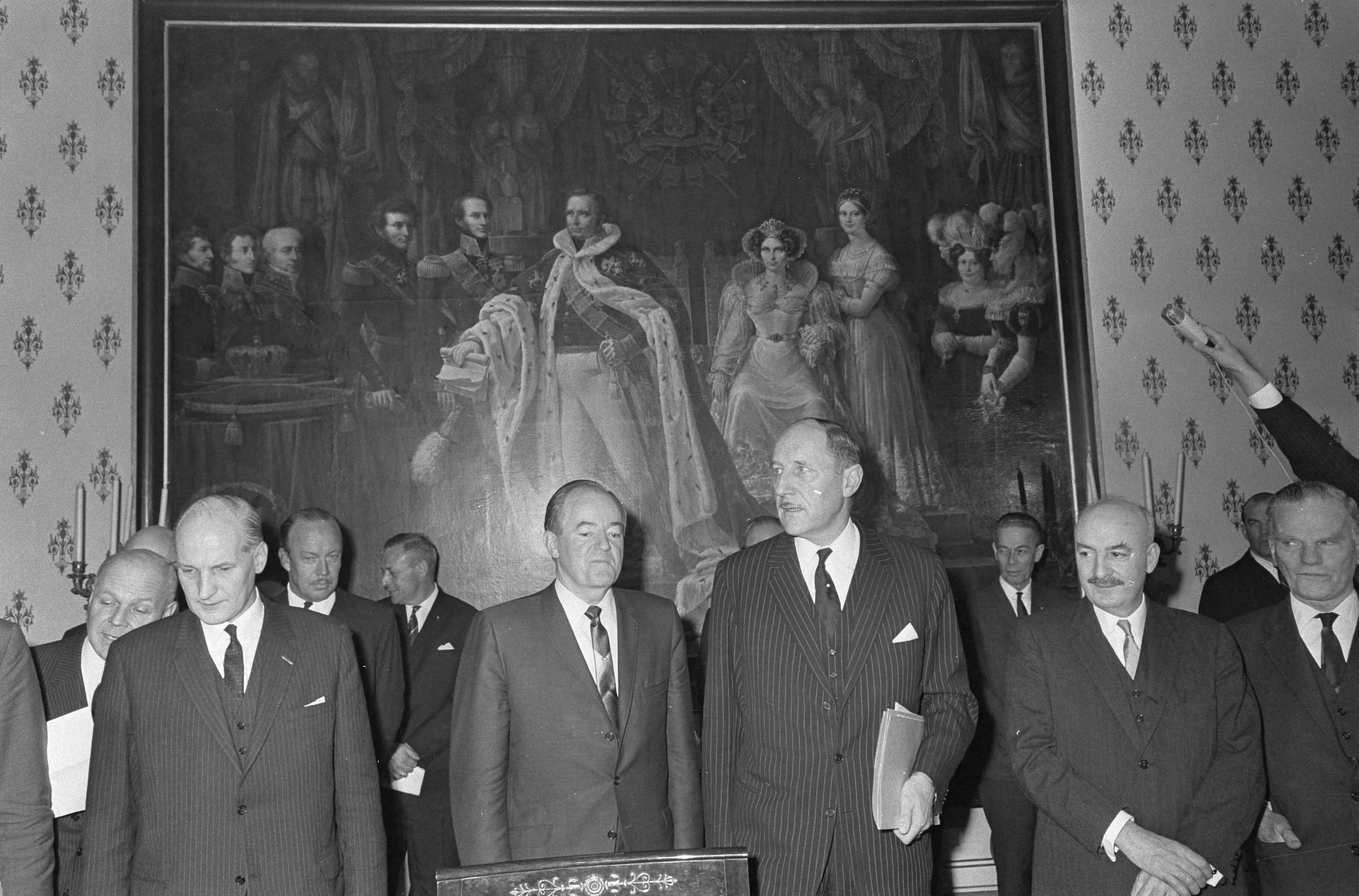 Fotocollectie Anefo — Vice president Humphrey en Minister Luns bespreken politieke situatie Den Haag — Foto: Kroon, Ron / Anefo. Licentie: Set B: Rechtenvrij / Publiek Domein. Bron: Nationaal Archief. http://hdl.handle.net/10648/ab13fa84-d0b4-102d-bcf8-003048976d84