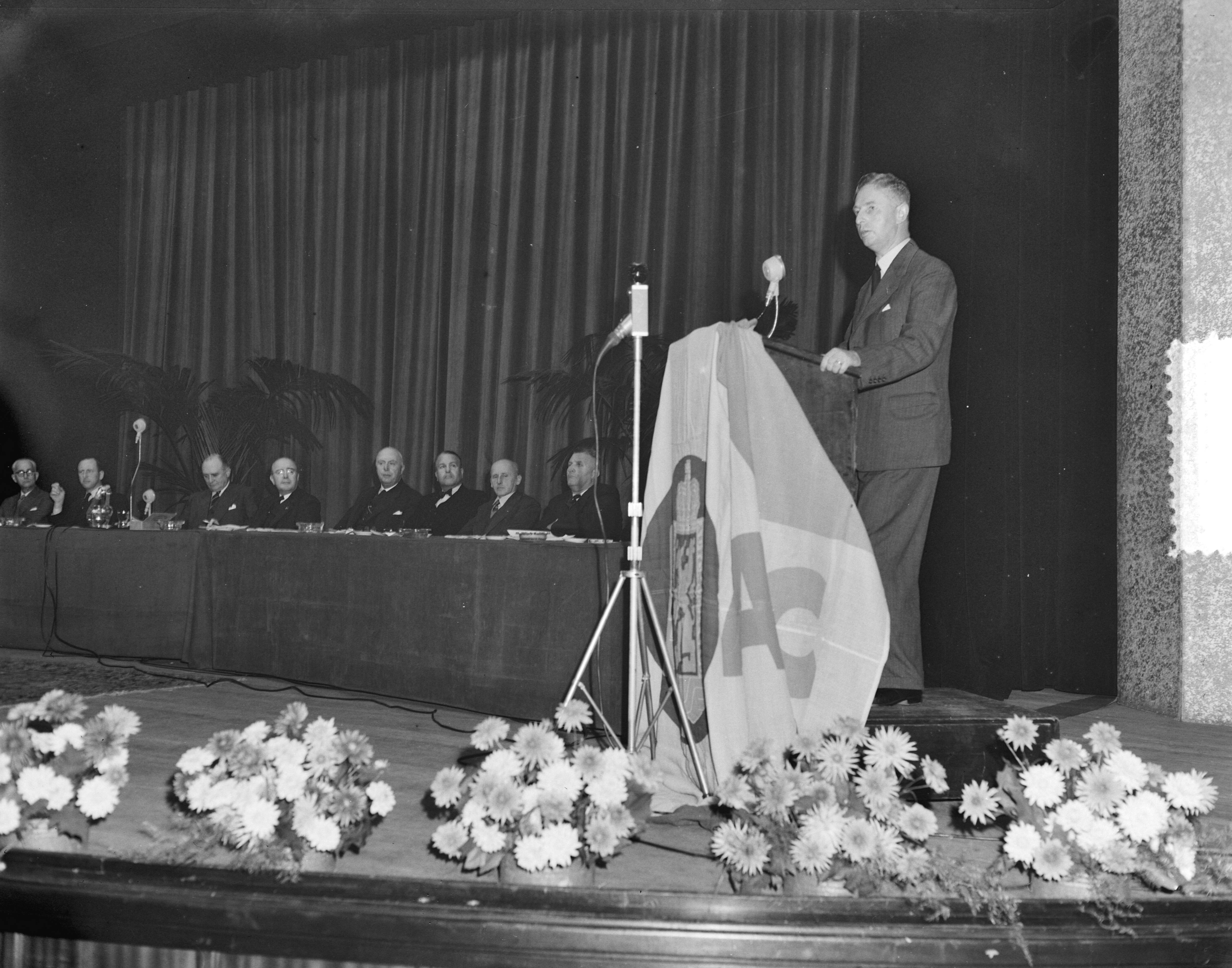 Fotocollectie Anefo — Minister van Verkeer en Waterstaat mr. J. Algera opent 10e Wegverkeersdag te Scheveningen — Foto: Consenheim, Wim / Anefo. Licentie: Set B: Rechtenvrij / Publiek Domein. Bron: Nationaal Archief. http://hdl.handle.net/10648/a901e5b2-d0b4-102d-bcf8-003048976d84