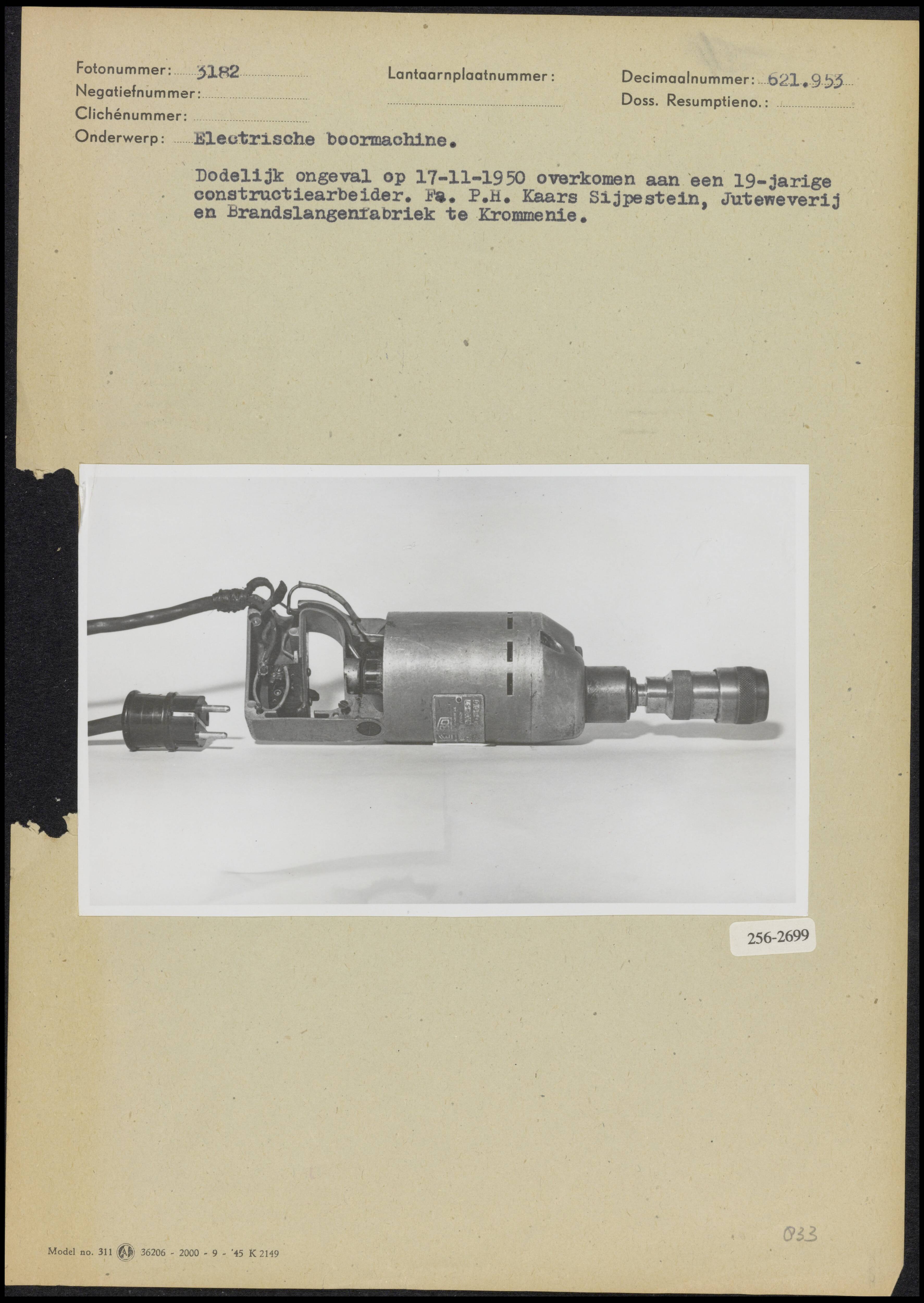 Fotocollectie Arbeidsinspectie — Dodelijk ongeval op 17 november 1950 overkomen aan 19-jarige constructiearbeider bij de fa. P.H. Kaars Sijpestein, Juteweverij en Brandslangenfabriek te Krommenie — Foto: Onbekend / Publiek Domein of Rechtenvrij. Licentie: Set B: Rechtenvrij / Publiek Domein. Bron: Nationaal Archief. http://hdl.handle.net/10648/afc5922c-d0b4-102d-bcf8-003048976d84