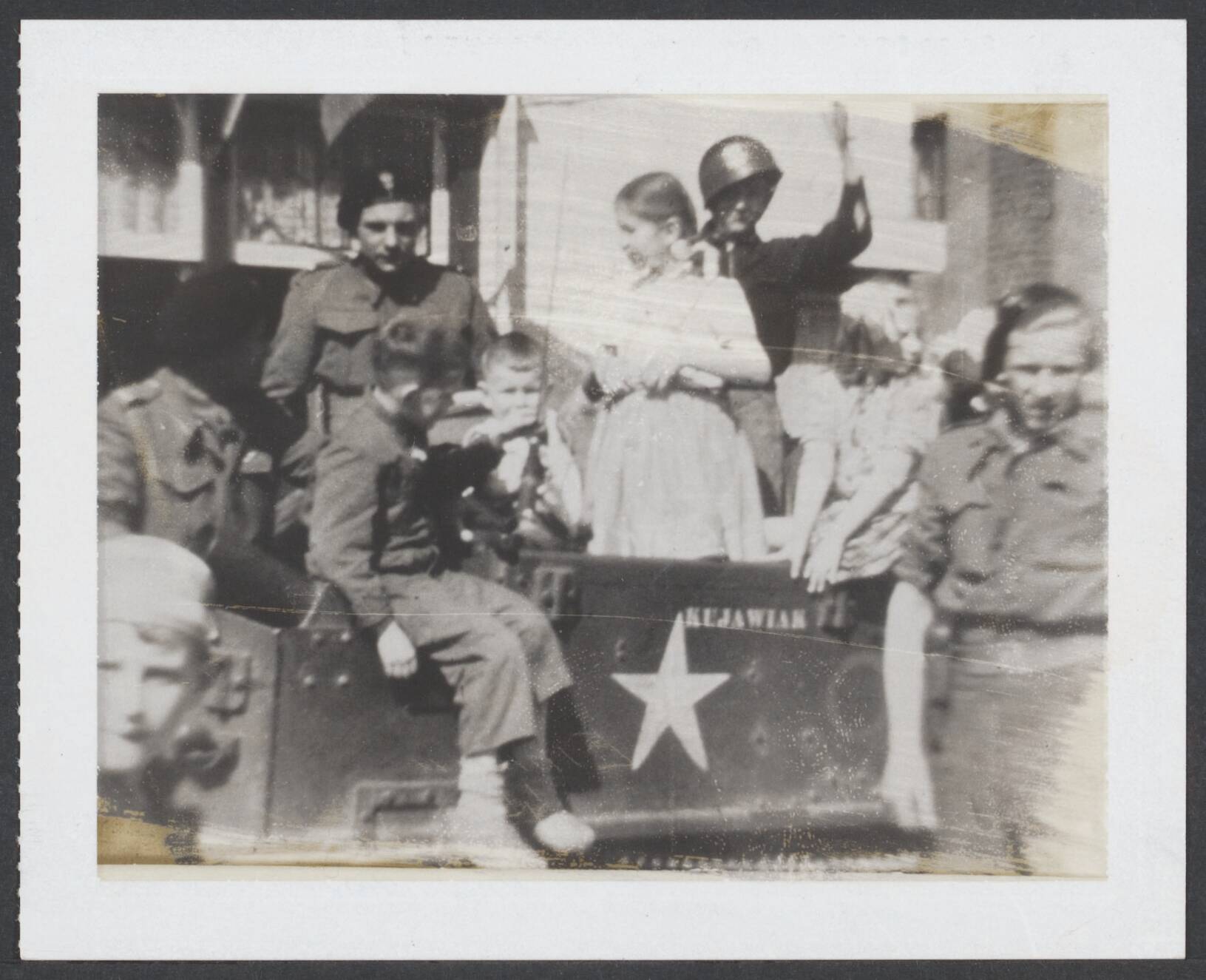 Bevrijding Nederland 1944 [bevat ook foto's uit 1945] — Emmen ??-4-45 — Foto: Rijksinstituut voor Oorlogsdocumentatie [RIOD] / NIOD. Licentie: Set B: Rechtenvrij / Publiek Domein. Bron: Nationaal Archief. http://hdl.handle.net/10648/f7cb4488-0a63-b354-3516-acb3ffade1d1