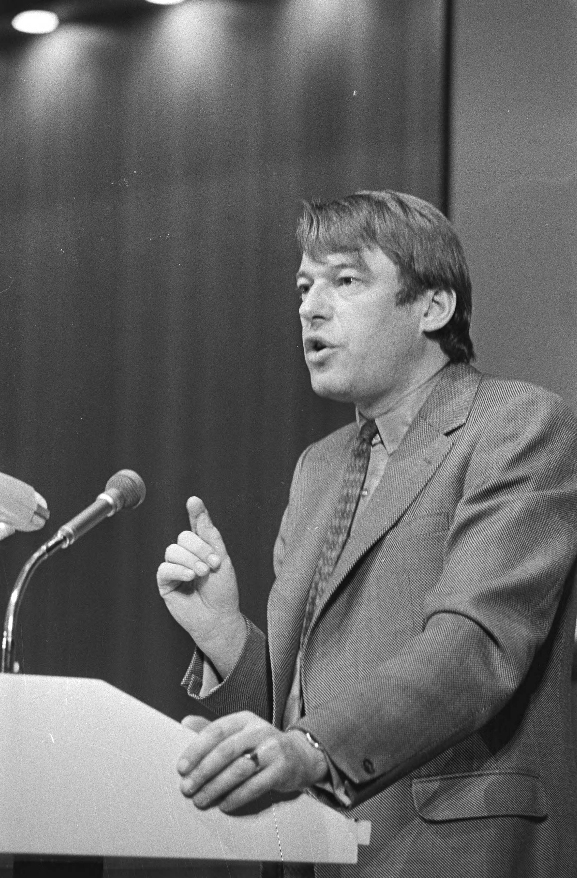 Fotocollectie Anefo — Congres D66 in Turfschip, Breda; Van Mierlo aan het woord — Foto: Mieremet, Rob / Anefo. Licentie: Set B: Rechtenvrij / Publiek Domein. Bron: Nationaal Archief. http://hdl.handle.net/10648/abadcaa6-d0b4-102d-bcf8-003048976d84