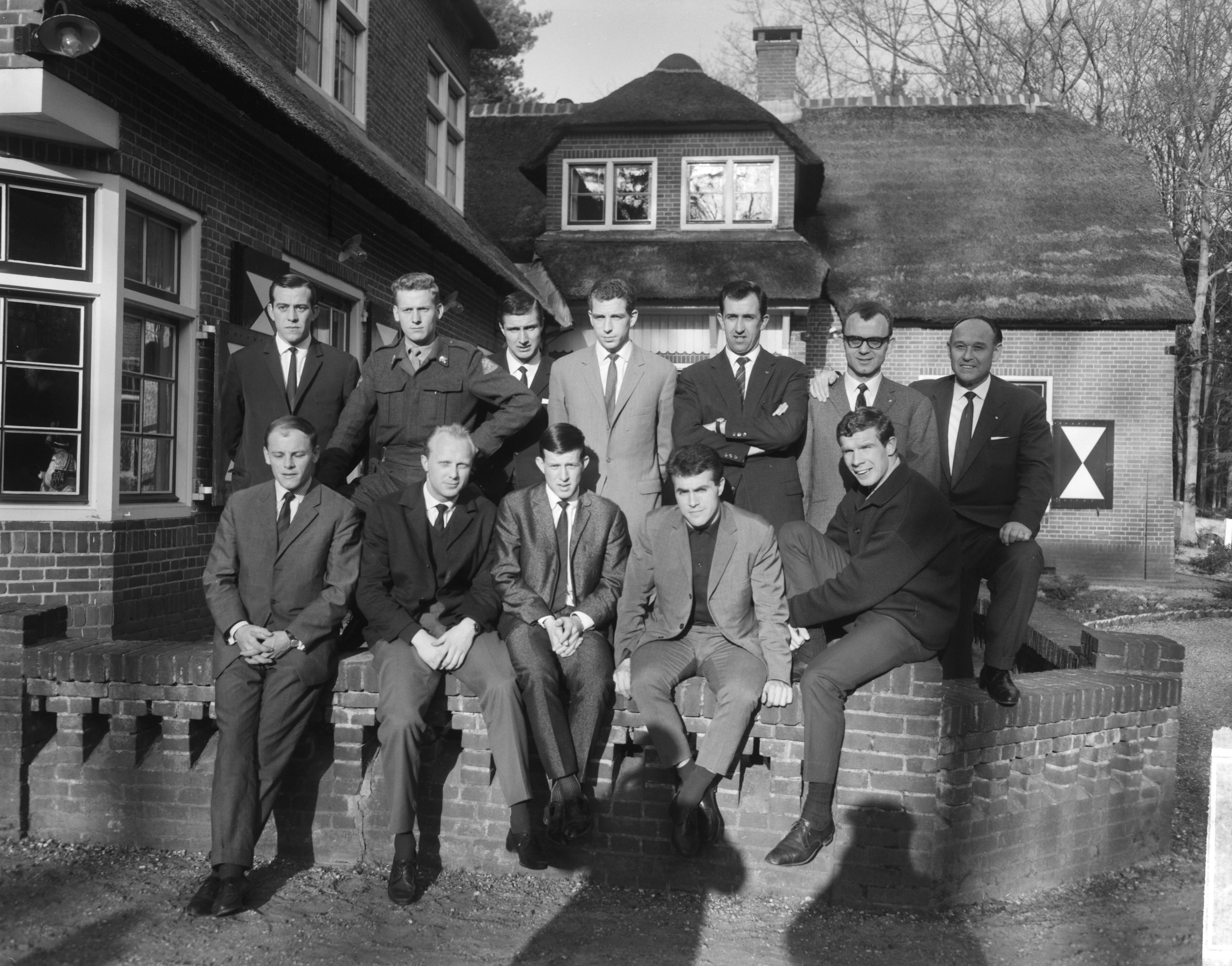 Fotocollectie Anefo — Training Nederlands elftal te Zeist, het elftal zoals dat aanstaande zondag tegen Oostenrijk zal spelen — Foto: Bilsen, Joop van / Anefo. Licentie: Set B: Rechtenvrij / Publiek Domein. Bron: Nationaal Archief. http://hdl.handle.net/10648/aa632344-d0b4-102d-bcf8-003048976d84