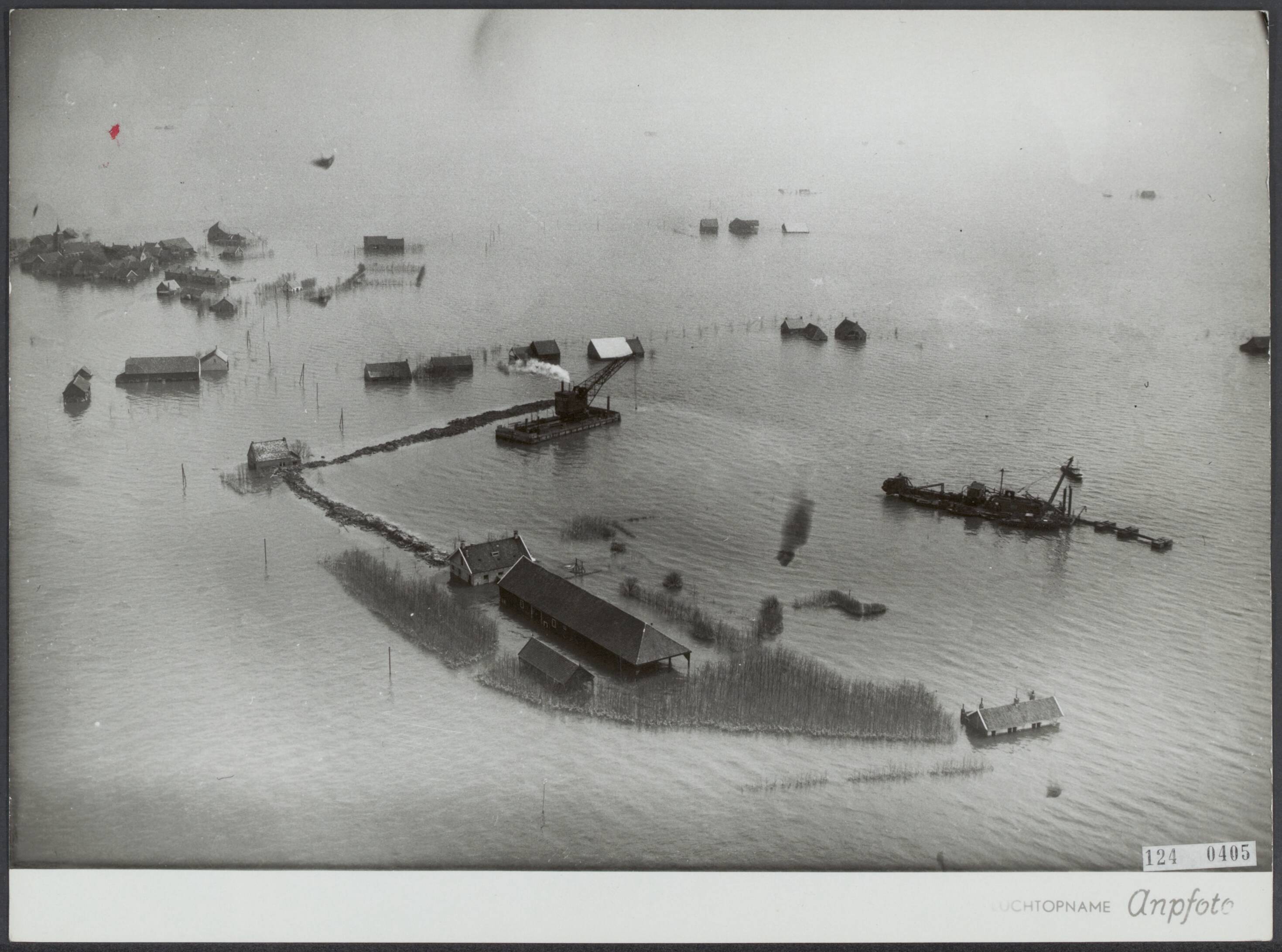 Overstromingen / Watersnoodramp 1953 / Herstel [RVD] — Luchtopname. Werkzaamheden aan de dijk bij Serooskerke (Schouwen-Duiveland). [Watersnoodramp 1953] — Foto: ANP / RVD of rechtenvrij. Licentie: Set B: Rechtenvrij / Publiek Domein. Bron: Nationaal Archief. http://hdl.handle.net/10648/af3204e4-d0b4-102d-bcf8-003048976d84