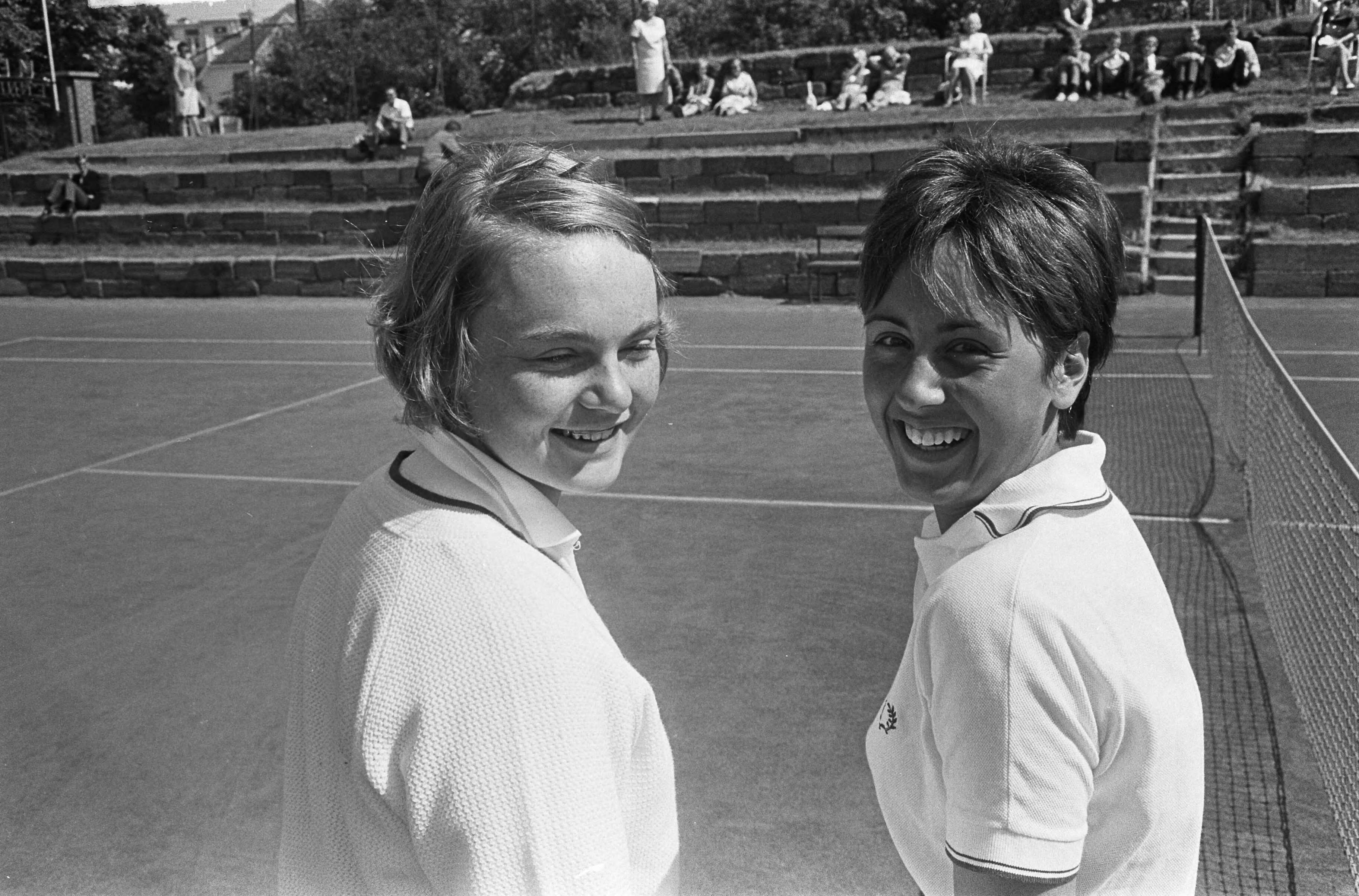 Fotocollectie Anefo — Nederlandse tenniskampioenschappen op de METS-banen. Ada Bakker (links, 17) en Judith Salomé (16) — Foto: Koch, Eric / Anefo. Licentie: Set B: Rechtenvrij / Publiek Domein. Bron: Nationaal Archief. http://hdl.handle.net/10648/aaba953e-d0b4-102d-bcf8-003048976d84