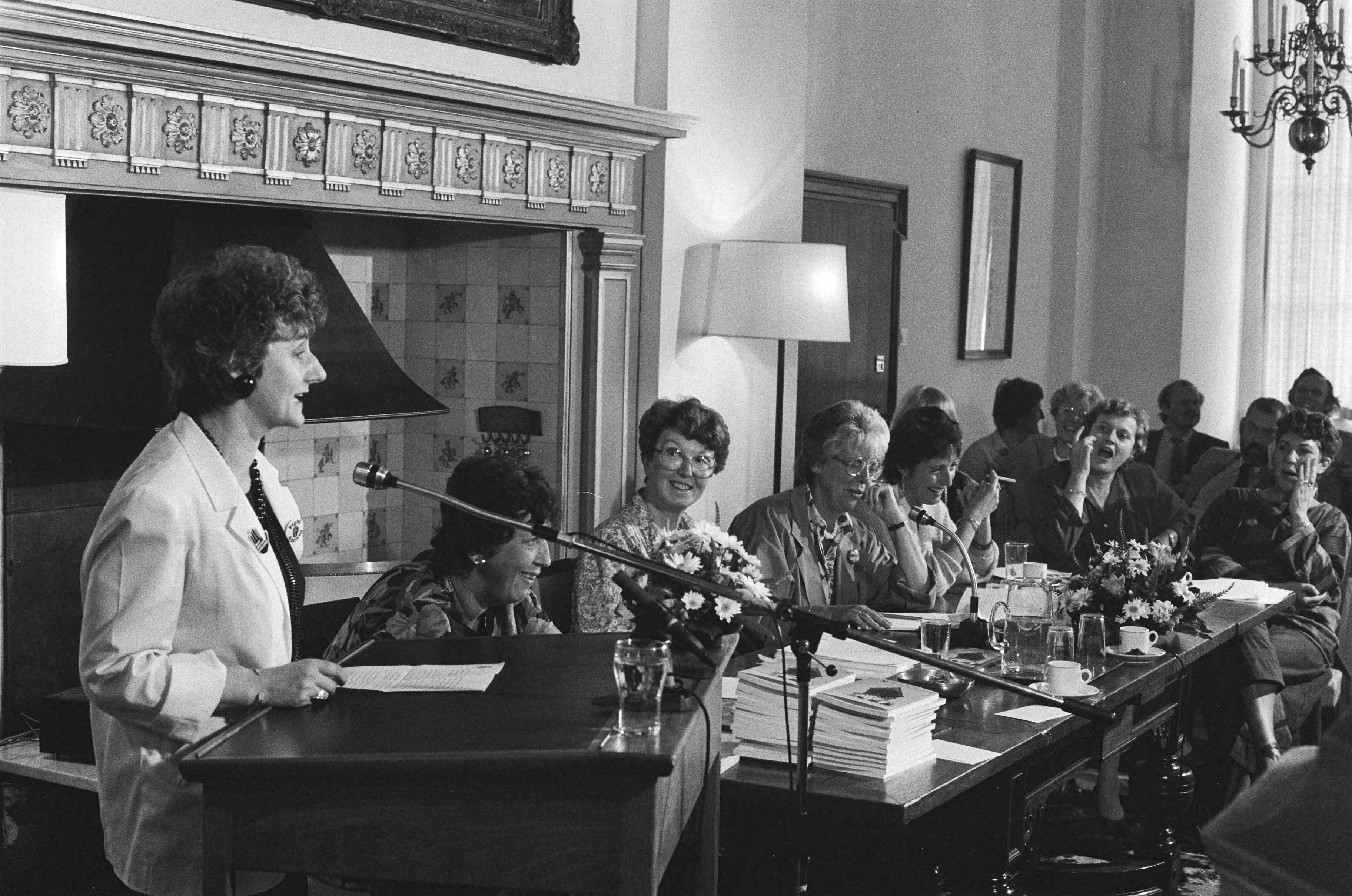 Fotocollectie Anefo — Presentatie boek "Vrouwen en het Binnenhof" in Den Haag de begeleidingsgroep tijdens de presentatie, links aan het woord Wijnie Jabaaij — Foto: Bogaerts, Rob / Anefo. Licentie: Set B: Rechtenvrij / Publiek Domein. Bron: Nationaal Archief. http://hdl.handle.net/10648/ad4a3d68-d0b4-102d-bcf8-003048976d84