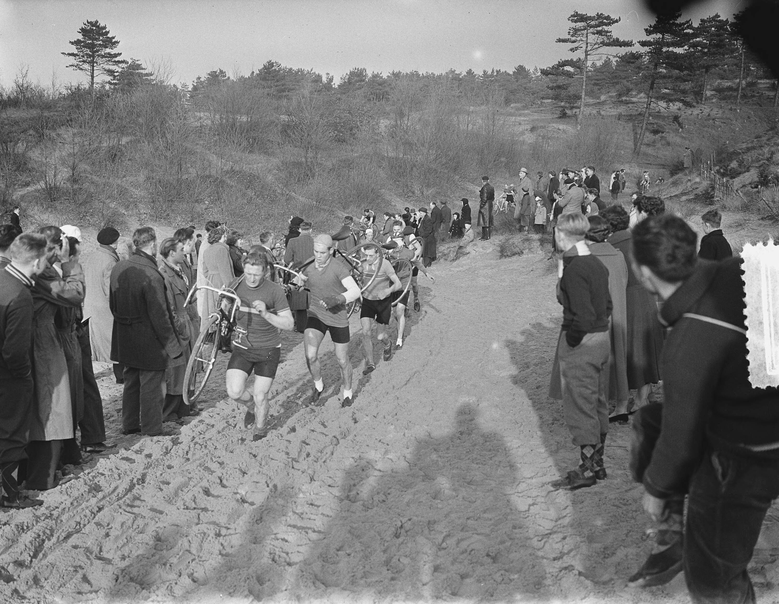 Fotocollectie Anefo — Nationale Cycle Cross in de duinen rond Kraantje Lek — Foto: Bilsen, Joop van / Anefo. Licentie: Set B: Rechtenvrij / Publiek Domein. Bron: Nationaal Archief. http://hdl.handle.net/10648/a904edfc-d0b4-102d-bcf8-003048976d84