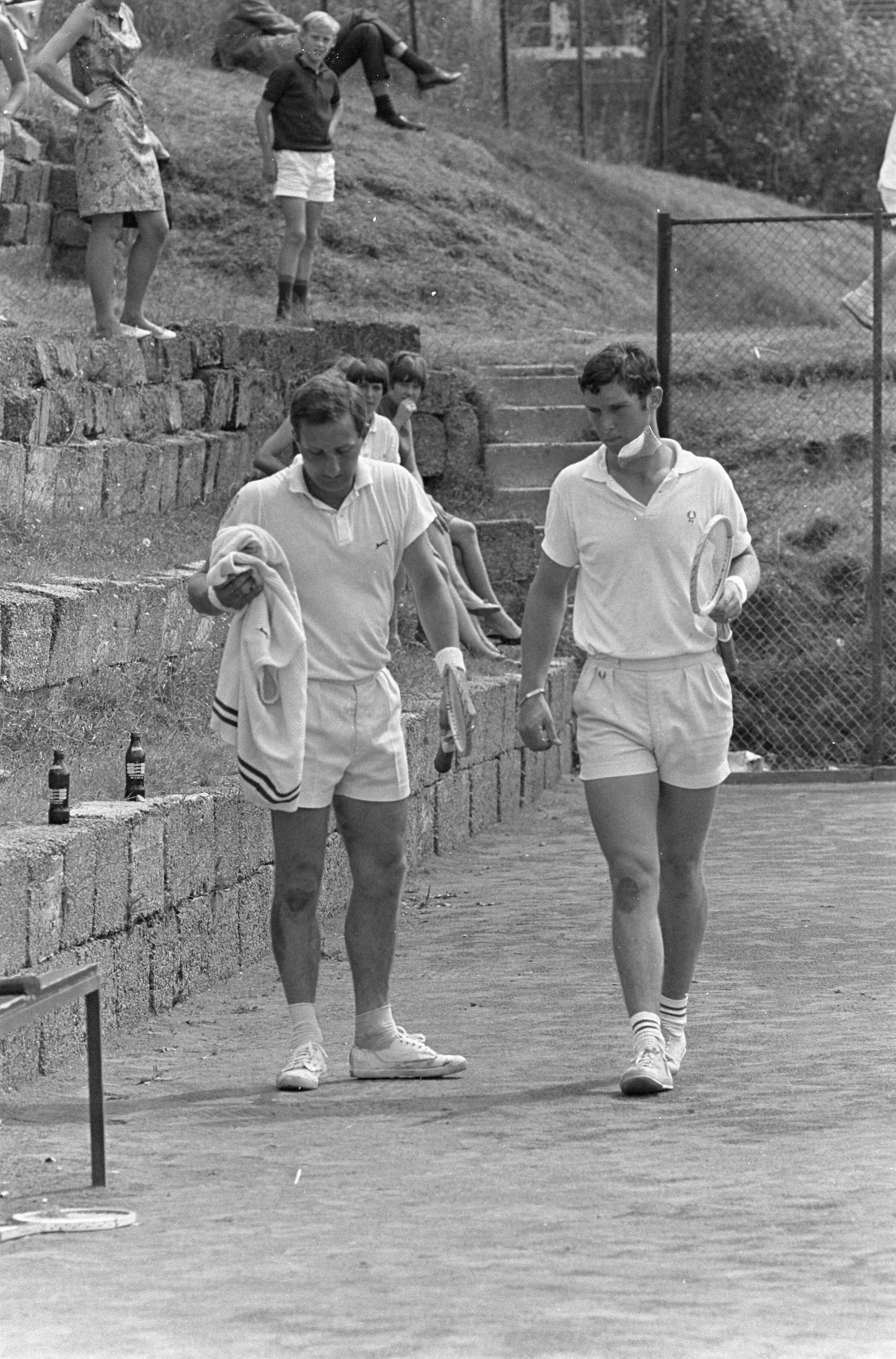 Fotocollectie Anefo — Nationaal Tenniskampioenschappen te Scheveningen. Weyerman (links) en Hordijk — Foto: Koch, Eric / Anefo. Licentie: Set B: Rechtenvrij / Publiek Domein. Bron: Nationaal Archief. http://hdl.handle.net/10648/ab228f90-d0b4-102d-bcf8-003048976d84